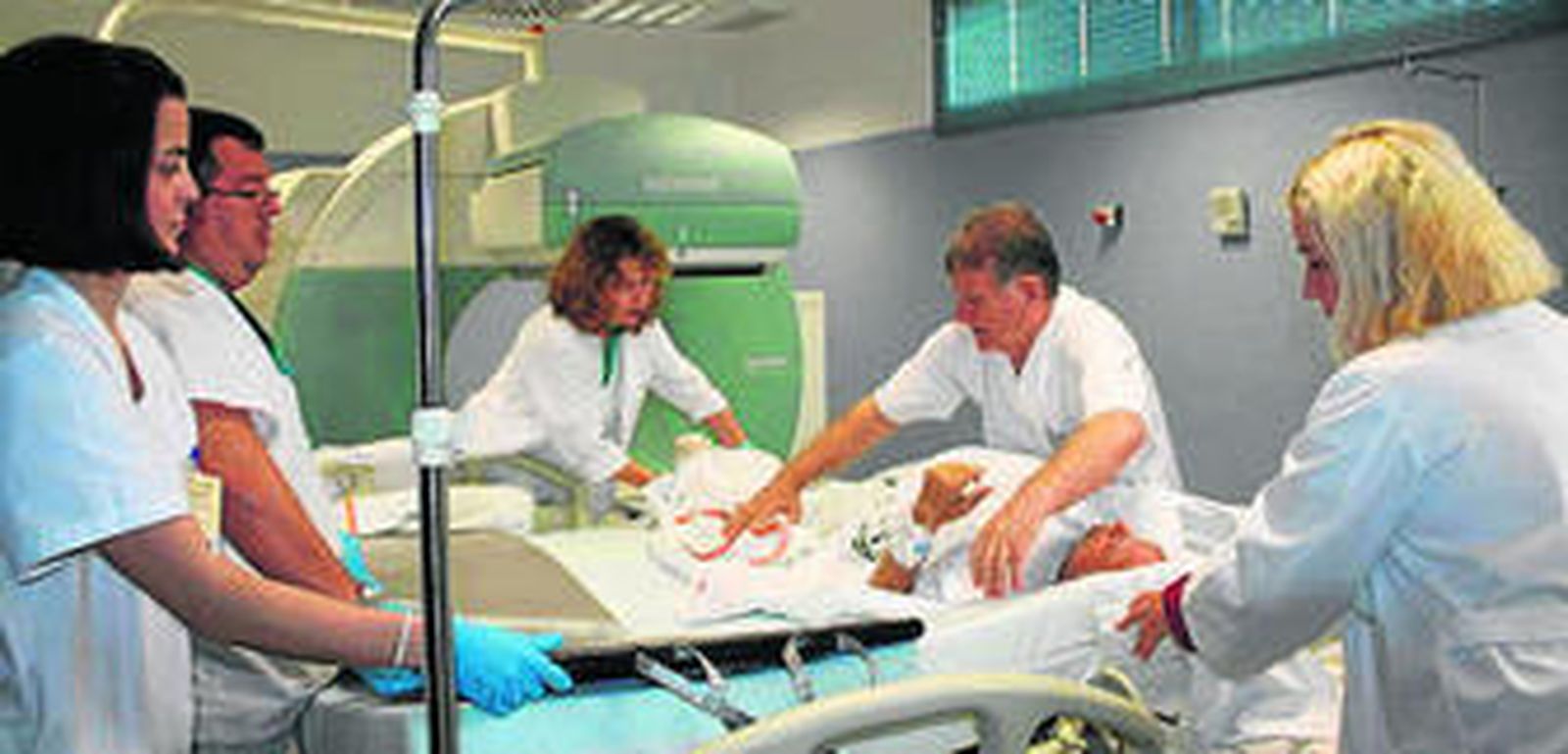 Personal del Clínico atienden a un paciente.