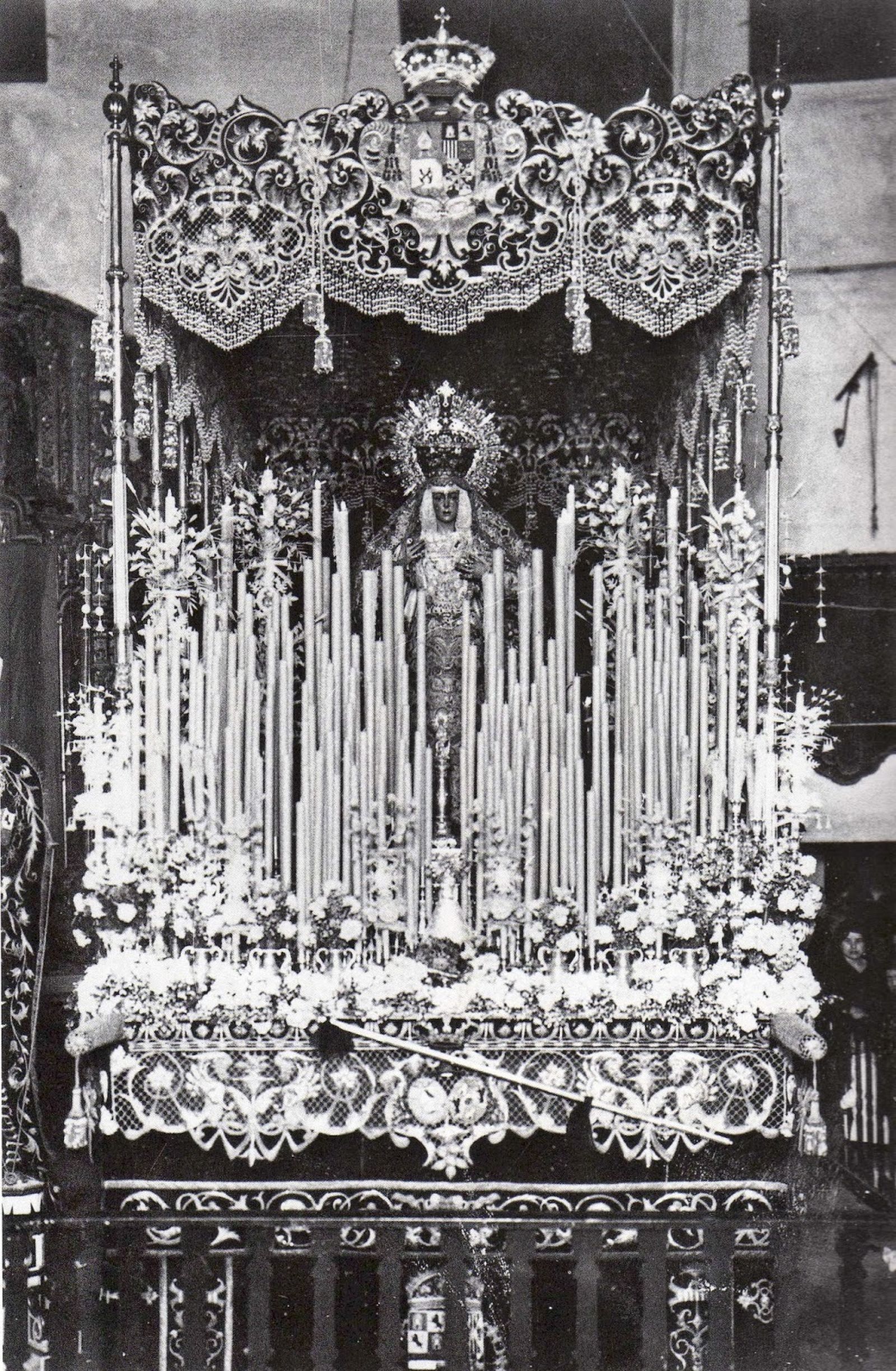 El primitivo palio rojo de la Macarena