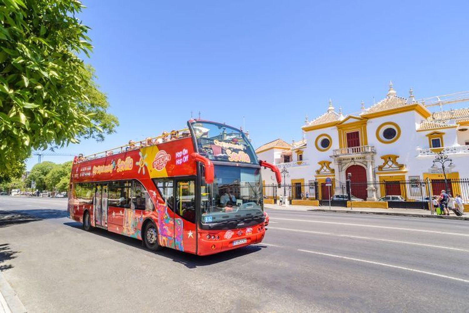 Un autobús de City Sightseeing circulando por Sevilla.