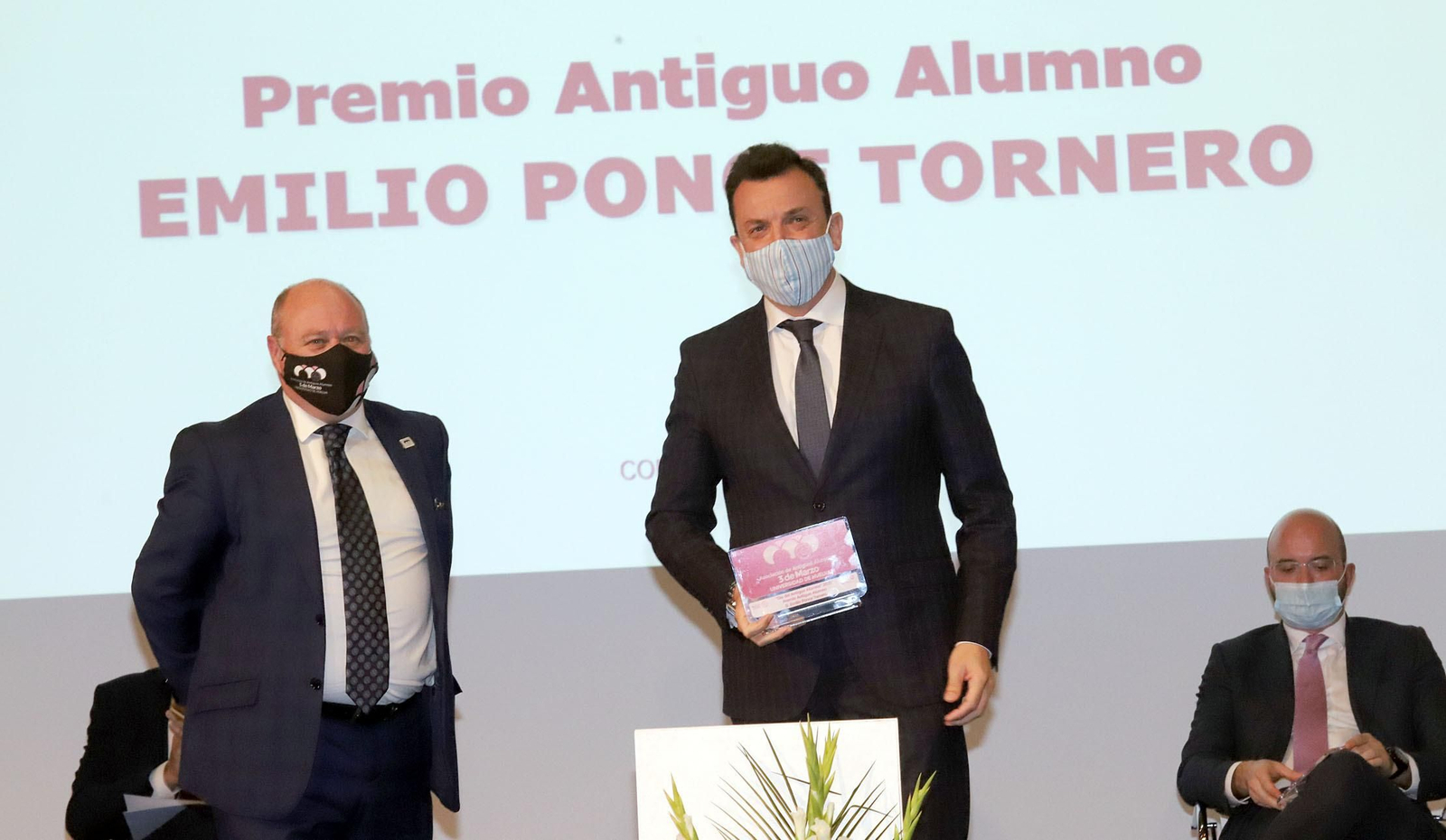 Imágenes de la entrega de premios de la Asociación de antiguos alumnos 3 de Marzo de la Universidad de Huelva