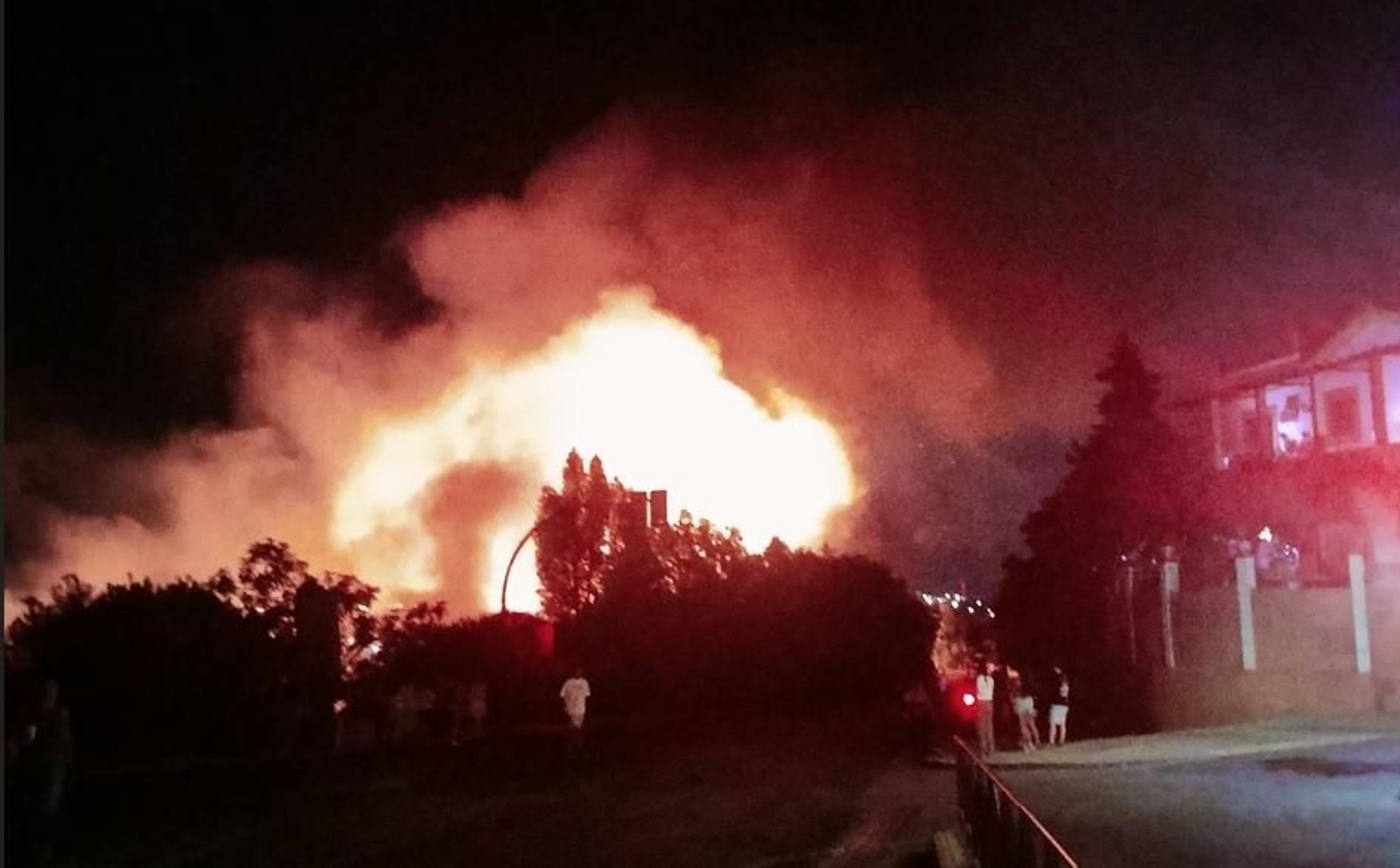 El incendio atravesó la carretera