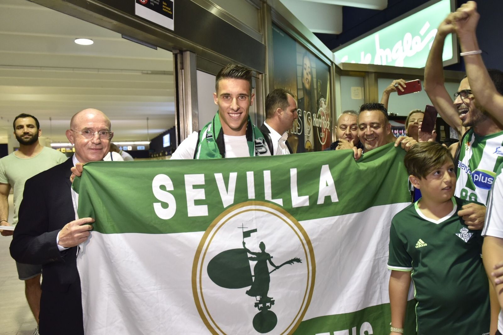 Tello posa junto a Serra Ferrer a su llegada a San Pablo.