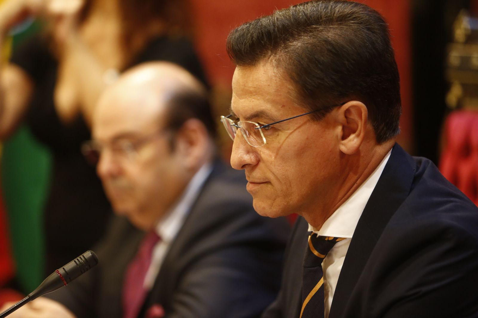 Luis Salvador firma sobre el nombre de Torres Hurtado