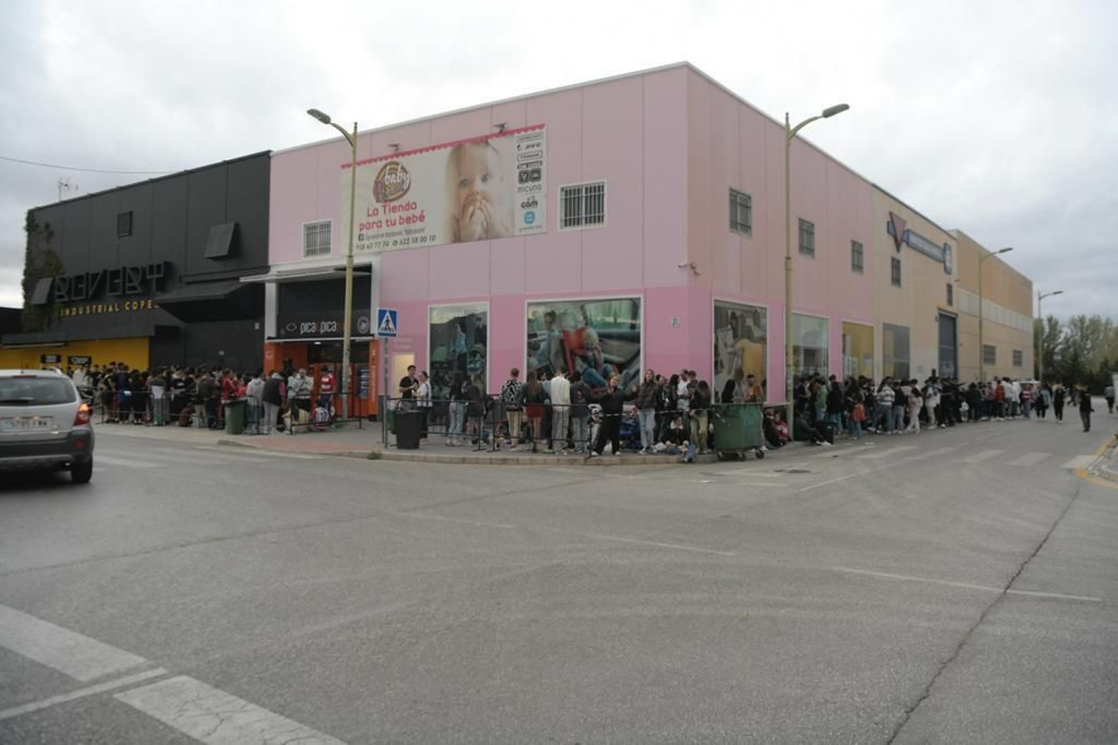 Hamburguesas, bebidas y coches de carreras: Saiko calienta el ambiente antes del concierto en Granada