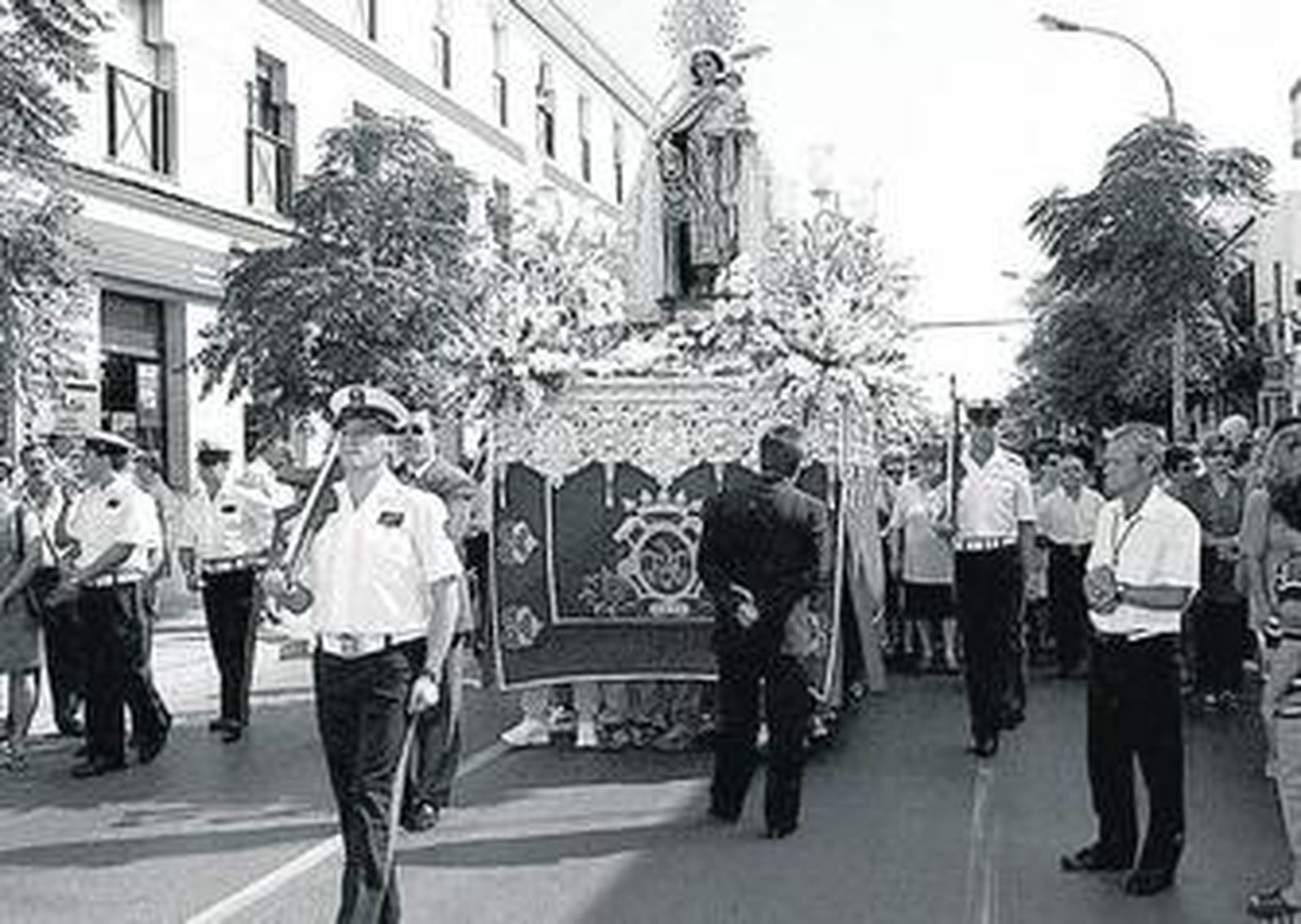 El paso de la Virgen del Carmen volverá a procesionar por las calles de Barbate para festejar su Patronazgo.