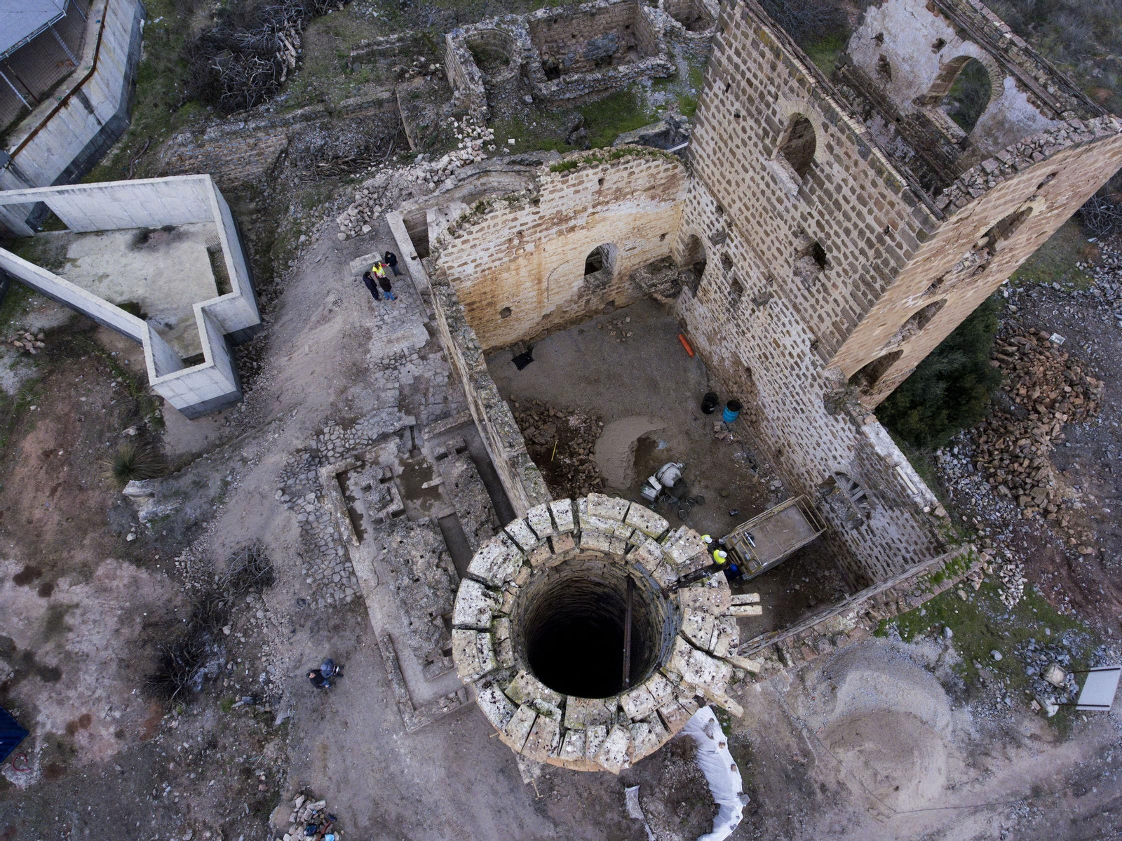 La chimenea y algunos edificios de la mina-fundición La Tortilla, vistos desde la cámara de un dron.