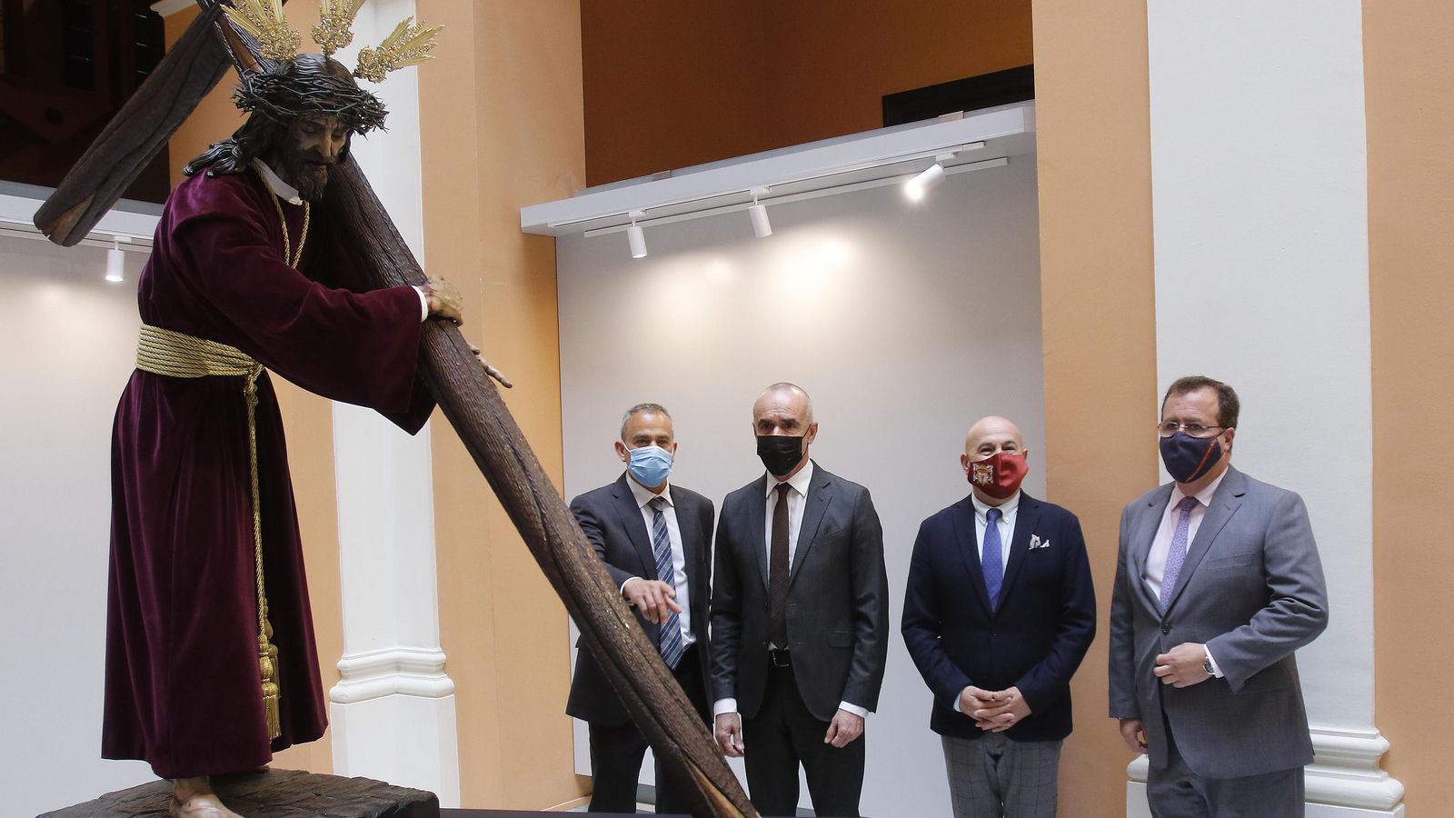 El alcalde y las autoridades observan el Nazareno de Miñarro.