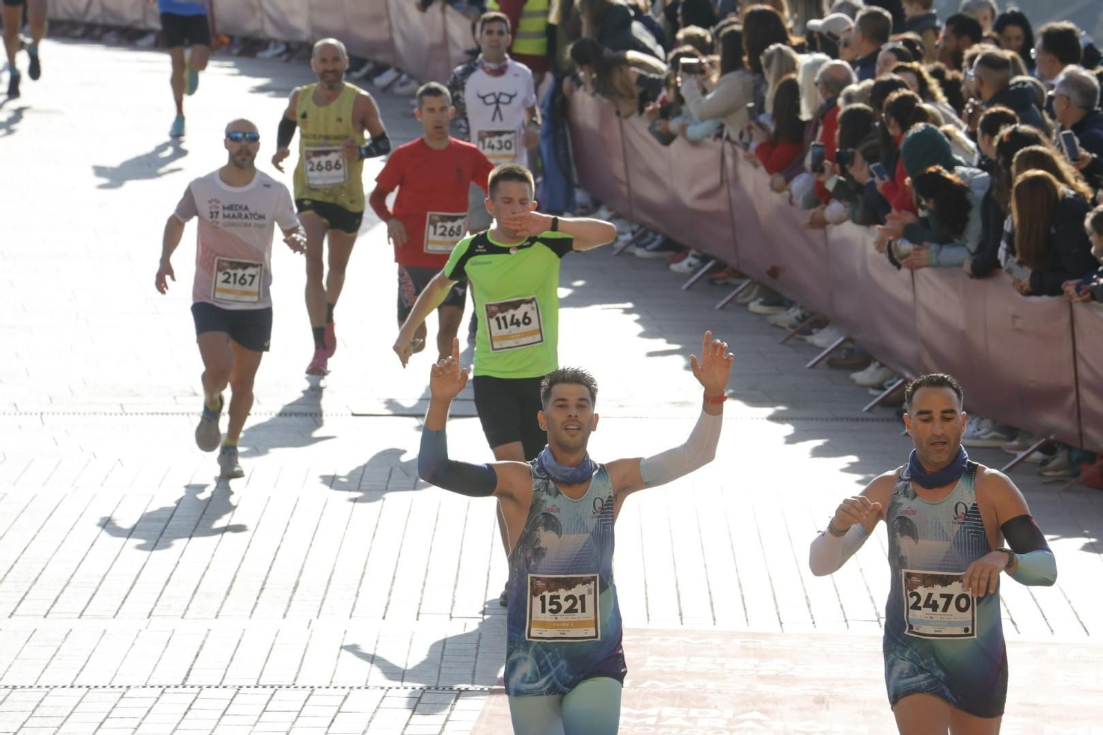 Media Maratón de Córdoba 2023: La gloria de cruzar la Puerta del Puente, en imágenes
