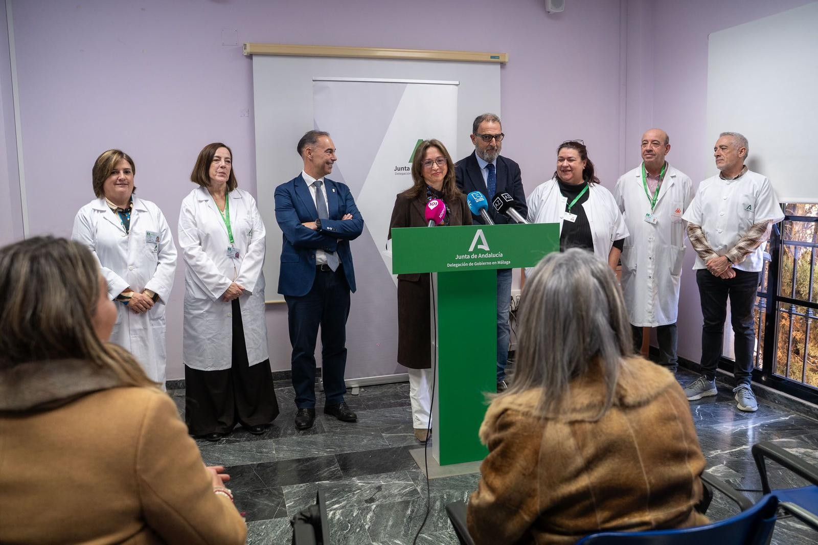 Representantes autonómicos y municipales durante su visita al centro de salud de Arroyo de la Miel.