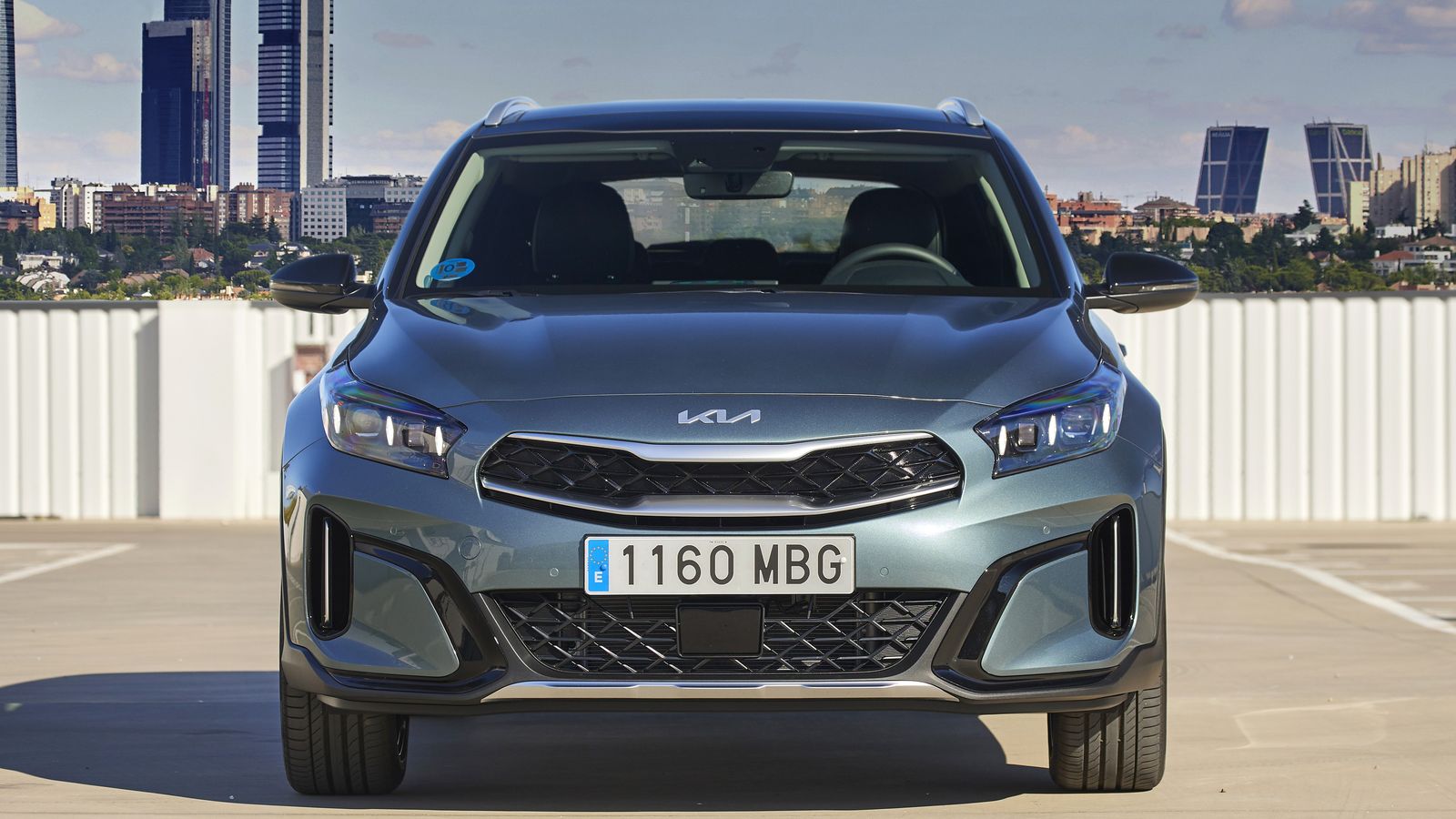 Los cambios están, sobre todo, concentrados en la zona frontal. Por otro lado, la distinta parrilla o entradas de aire diferencian a las versiones que no son GT-Line -en la imagen, un PHEV eMotion- de las que sí lo son.