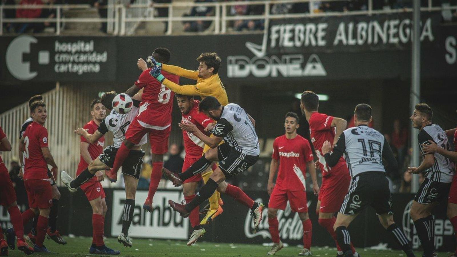 Javi Díaz despeja de puños en el Cartagena-Sevilla Atlético.
