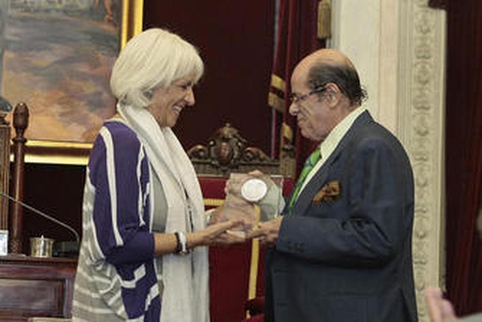 Teófila Martínez entrega la distinción a Pepe el del Manteca.