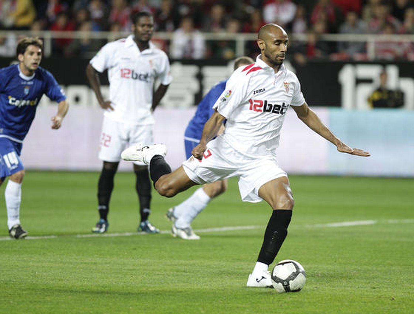 Kanouté ejecuta el penalti que adelantaba a los sevillistas. / Antonio Pizarro