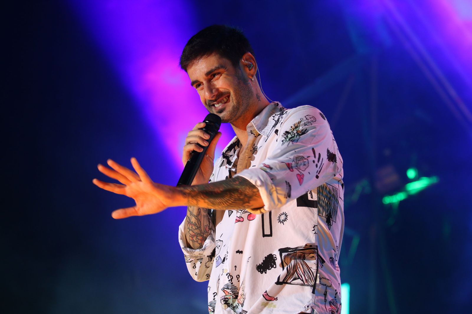 Cientos de personas disfrutaron y corearon todas y cada una de las canciones del cantante asturiano.