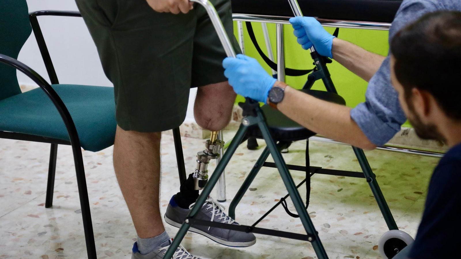 La técnica es similar a la de los implantes dentales: un tornillo se coloca en el hueso para añadir la pieza. La técnica es similar a la de los implantes dentales: un tornillo se coloca en el hueso para añadir la pieza.