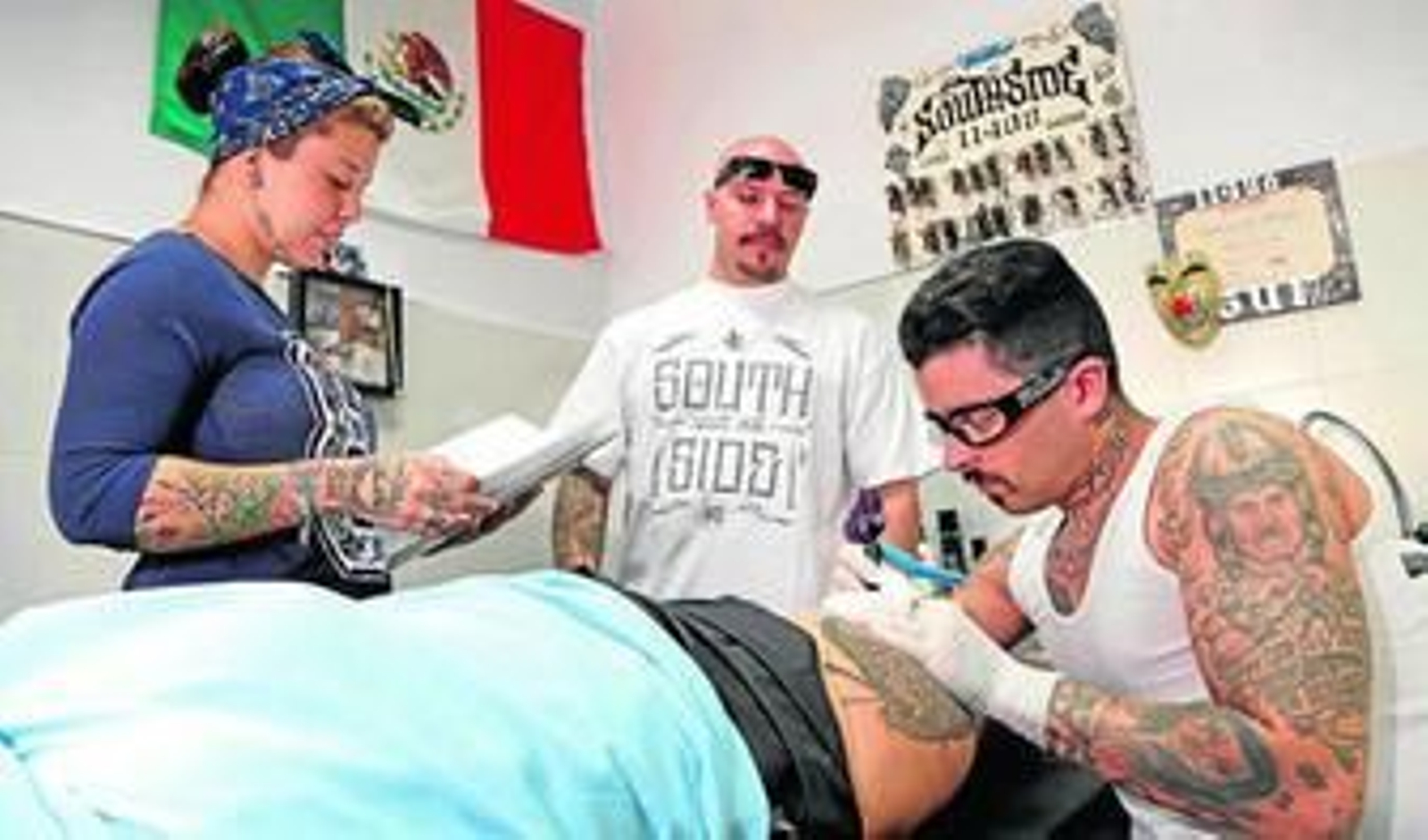 Alejandro Ortiz, 'Zordo', a la derecha, en pleno proceso de tatuaje junto a sus compañeros, Celia y Alejandro 'Capone', hace unos días.