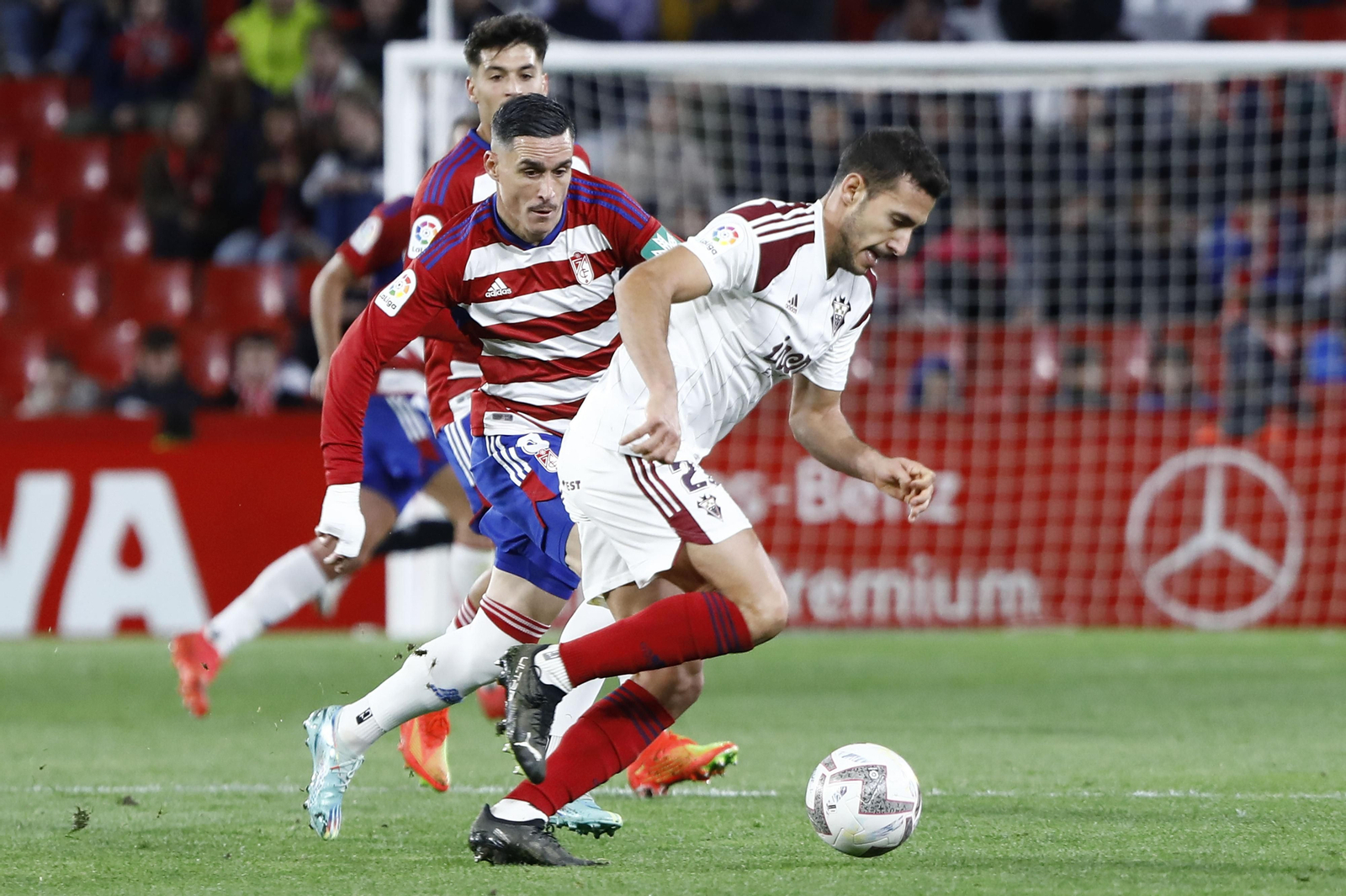 Callejón presiona a Álvaro Rodríguez en el duelo ante el Albacete.