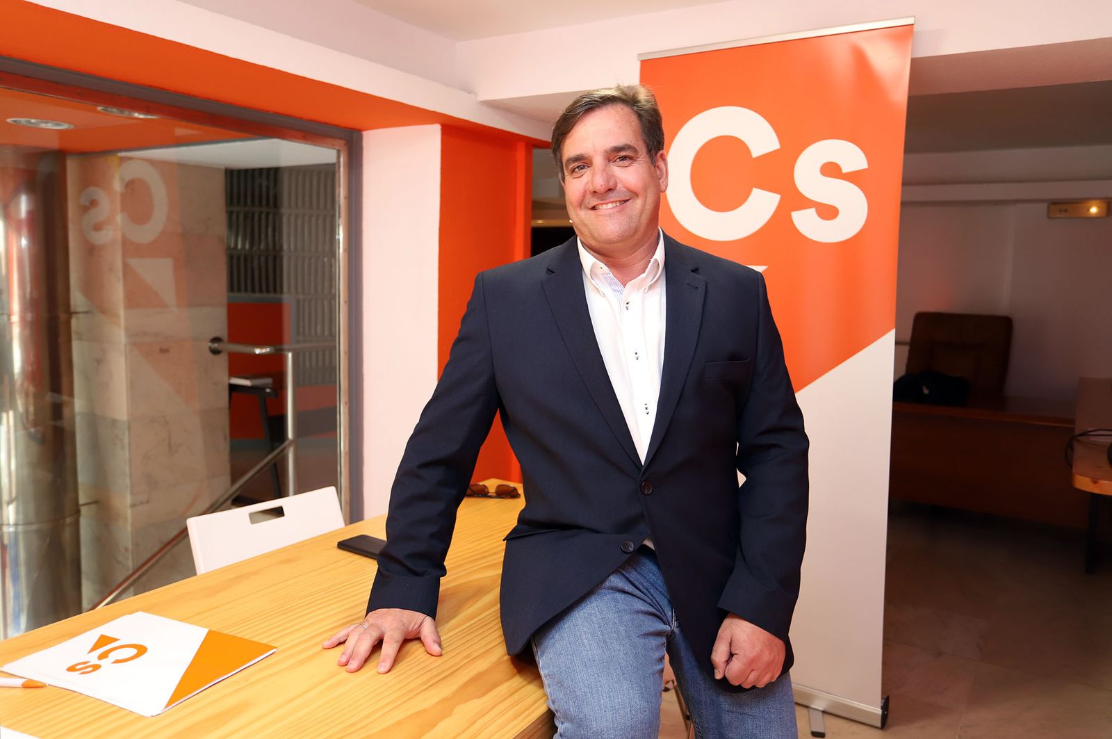 Néstor Santos en la sede de Ciudanos en Huelva.