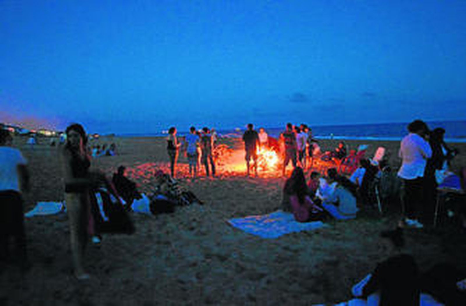 Entre hogueras, música y sardinas