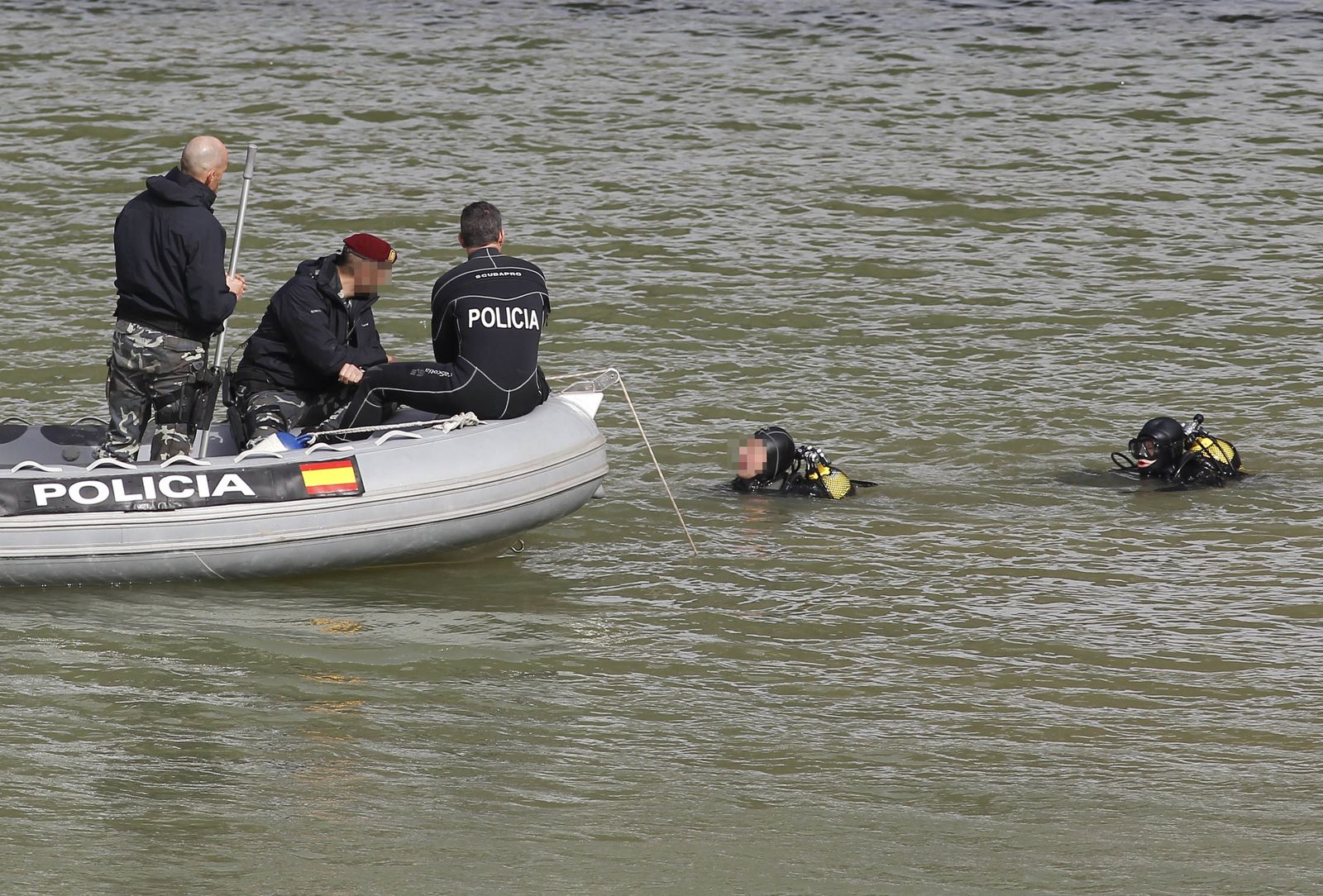 Los buzos de la Policía Nacional durante las labores de búsqueda en el río.