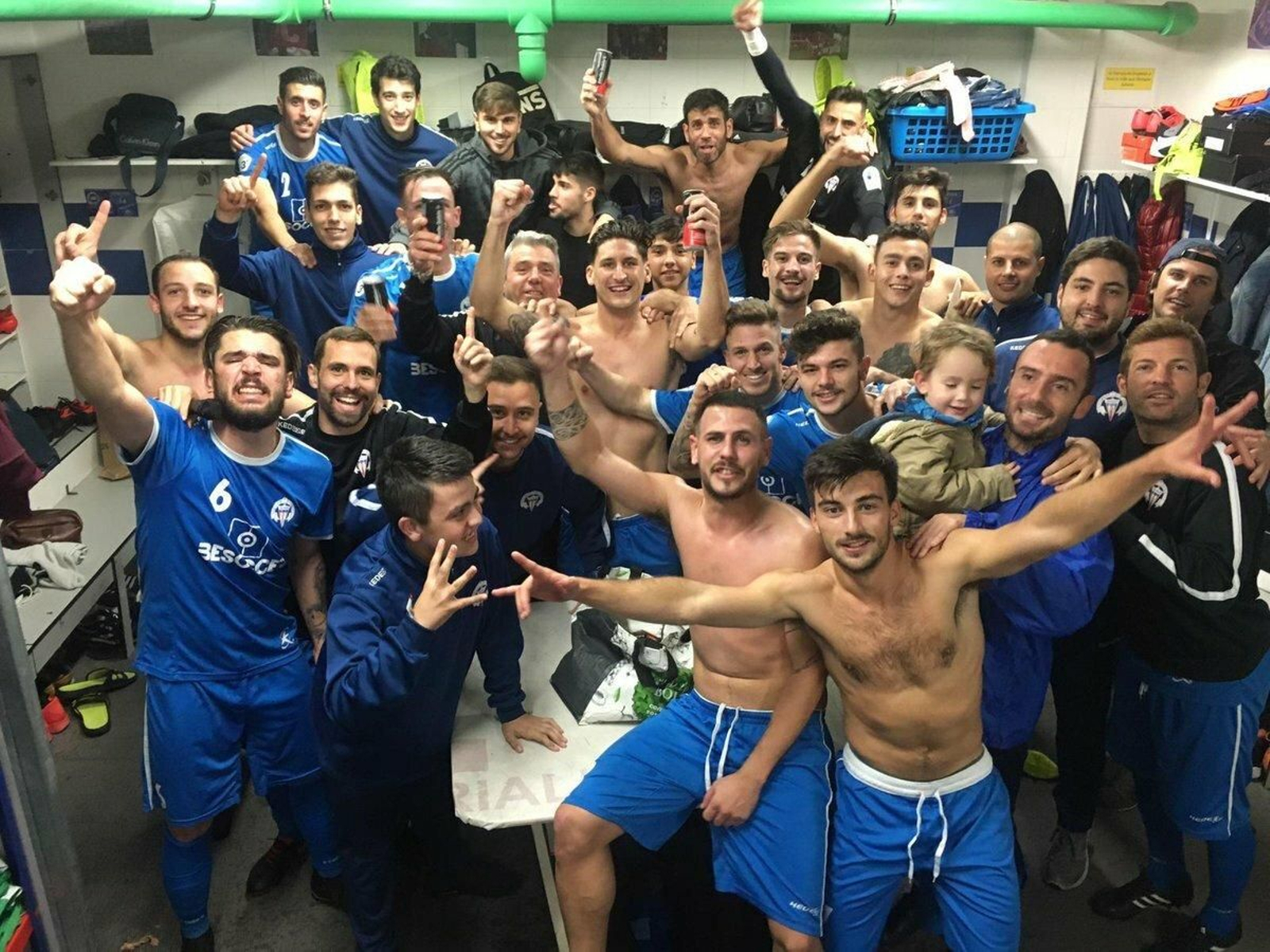 Los jugadores de El Palo celebran un triunfo.