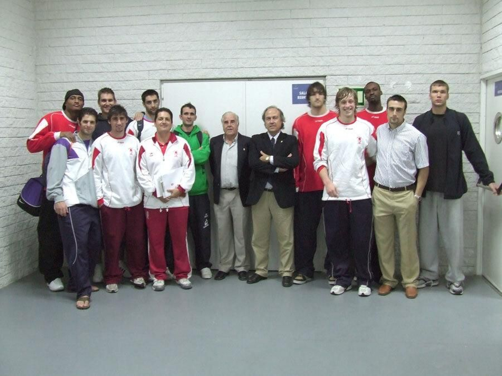 Pascual Sánchez, en el centro con corbata y chaqueta, en su etapa en la presidencia.