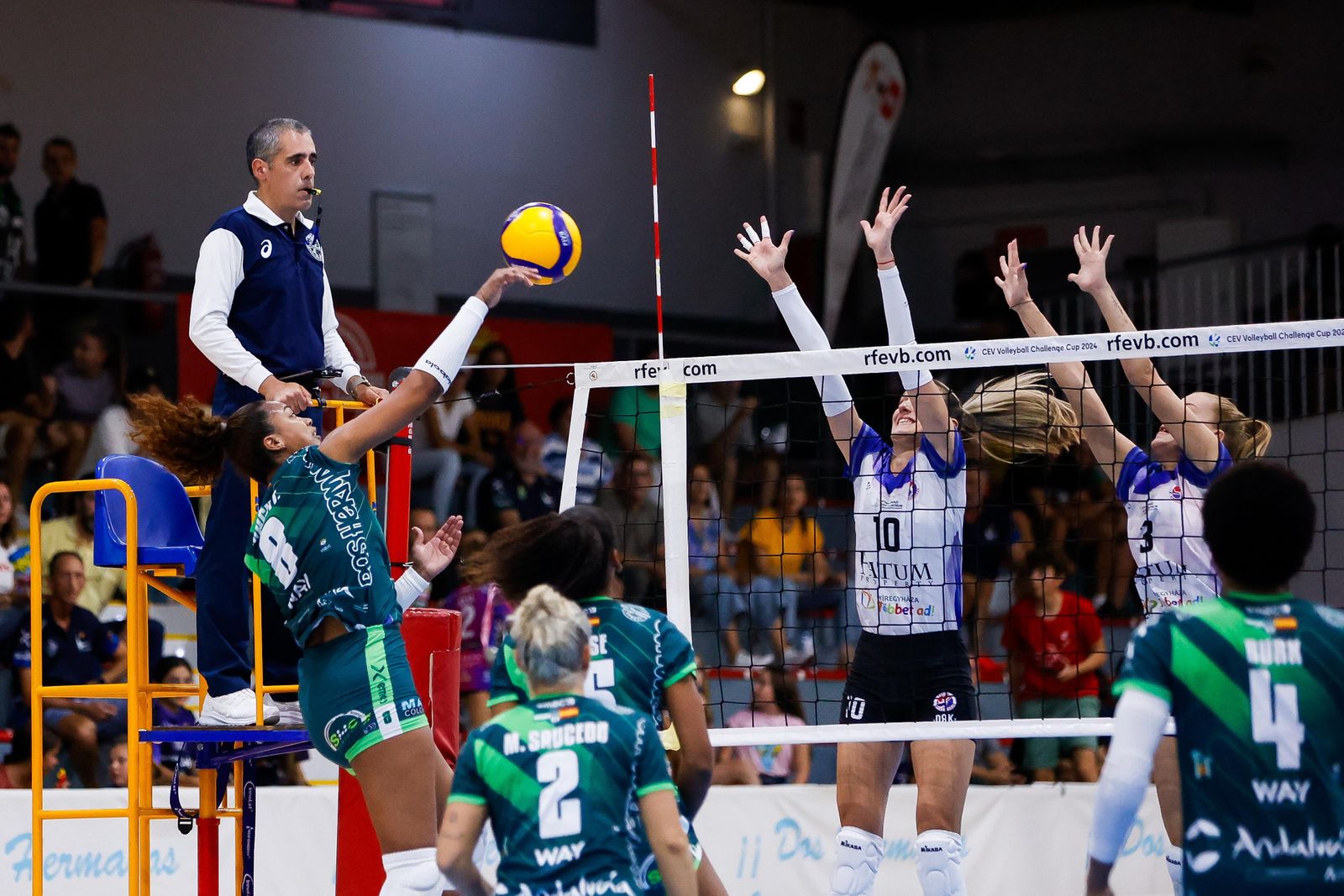 Las fotos del debut en Europa del FP Pro Voley Cajasol