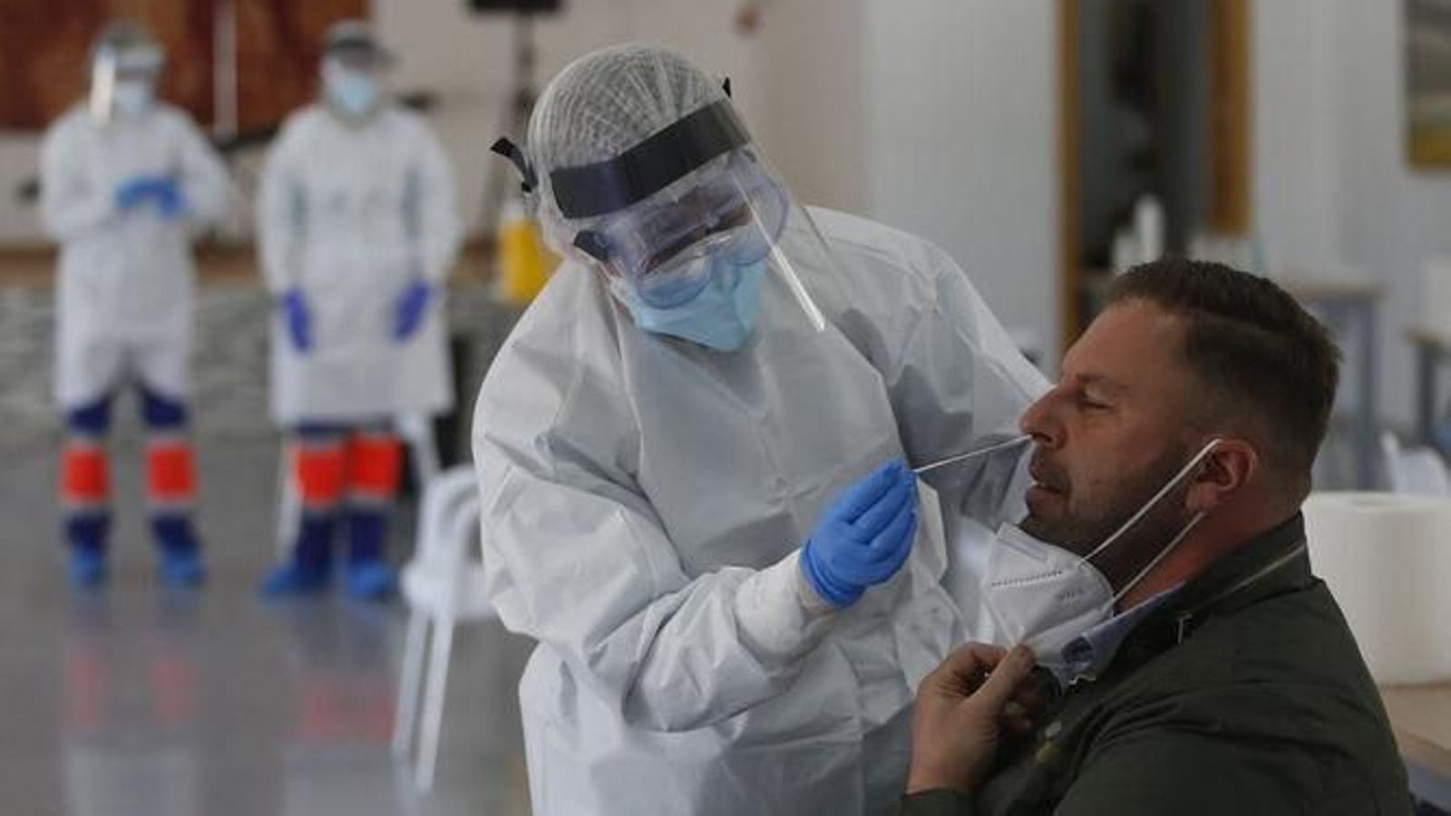 Una sanitaria toma una muestra para realizar la prueba.