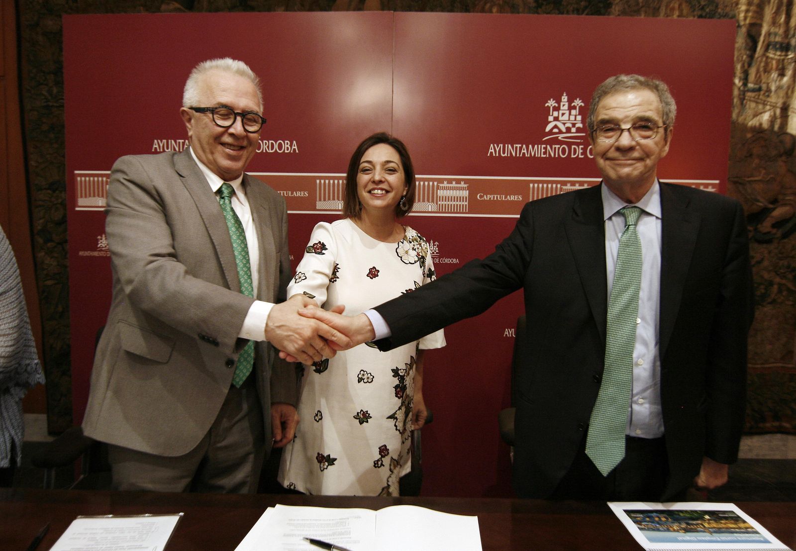 El consejero José Sánchez Maldonado, Isabel Ambrosio y César Alierta estrechan sus manos tras firmar el acuerdo.