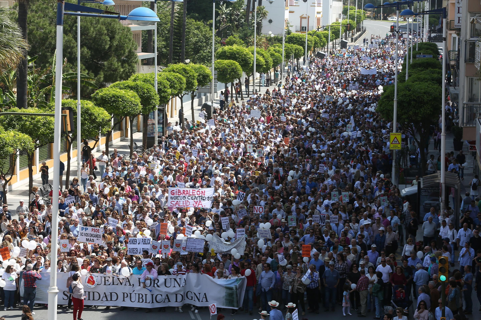 Participantes en la manifestación que recorrió ayer el centro de Huelva.