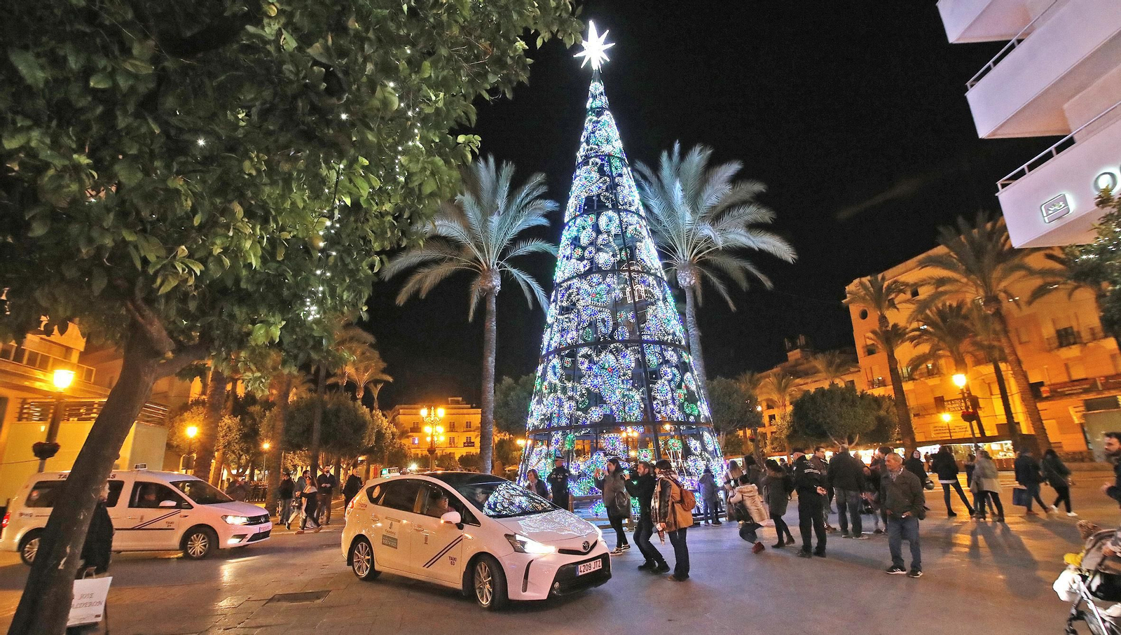Imágenes del paseo en taxi a los mayores para disfrutar del alumbrado navideño