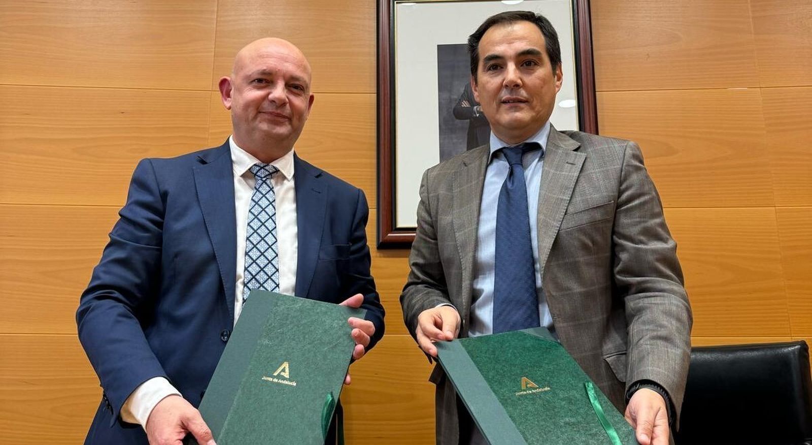 El alcalde de Dos Hermanas, Francisco Rodríguez, y el consejero de Justicia, José Antonio Nieto, posan tras la firma del protocolo.