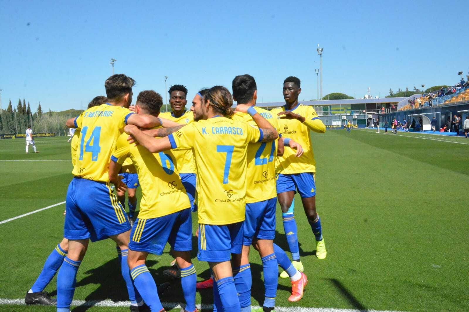 Los cadistas celebran el gol de Chapela, el primero de los cuatro en el Ramón Blanco.