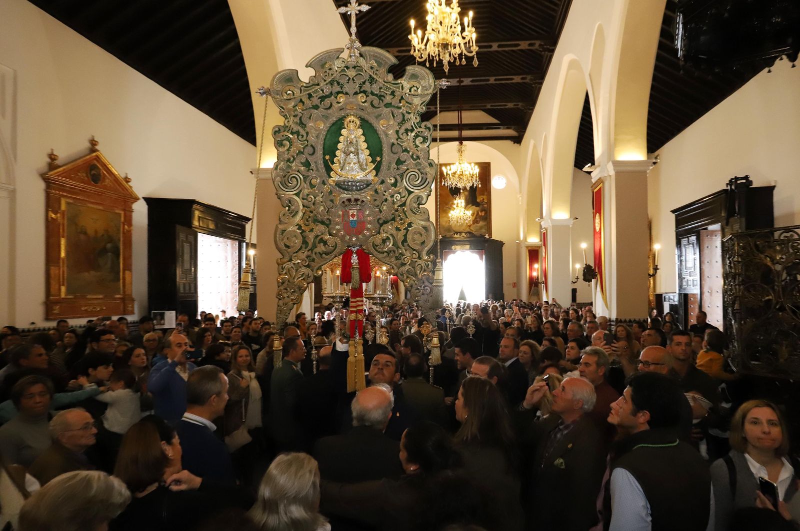 Imágenes de la misa de la Hermandad del Rocío de Huelva ante la Virgen del Rocío