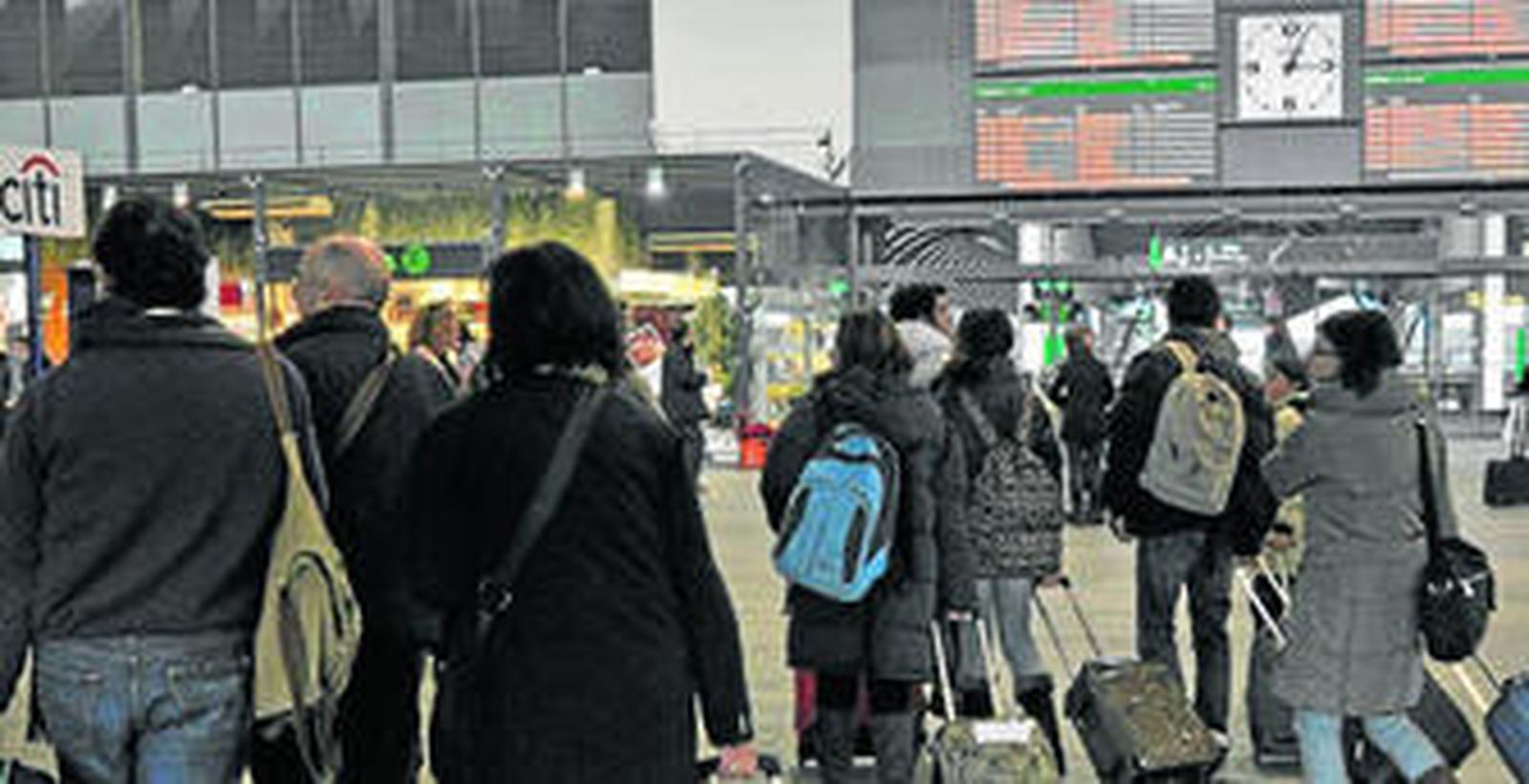 Pasajeros en Santa Justa, el lugar donde comienza esta historia con destino a Málaga.