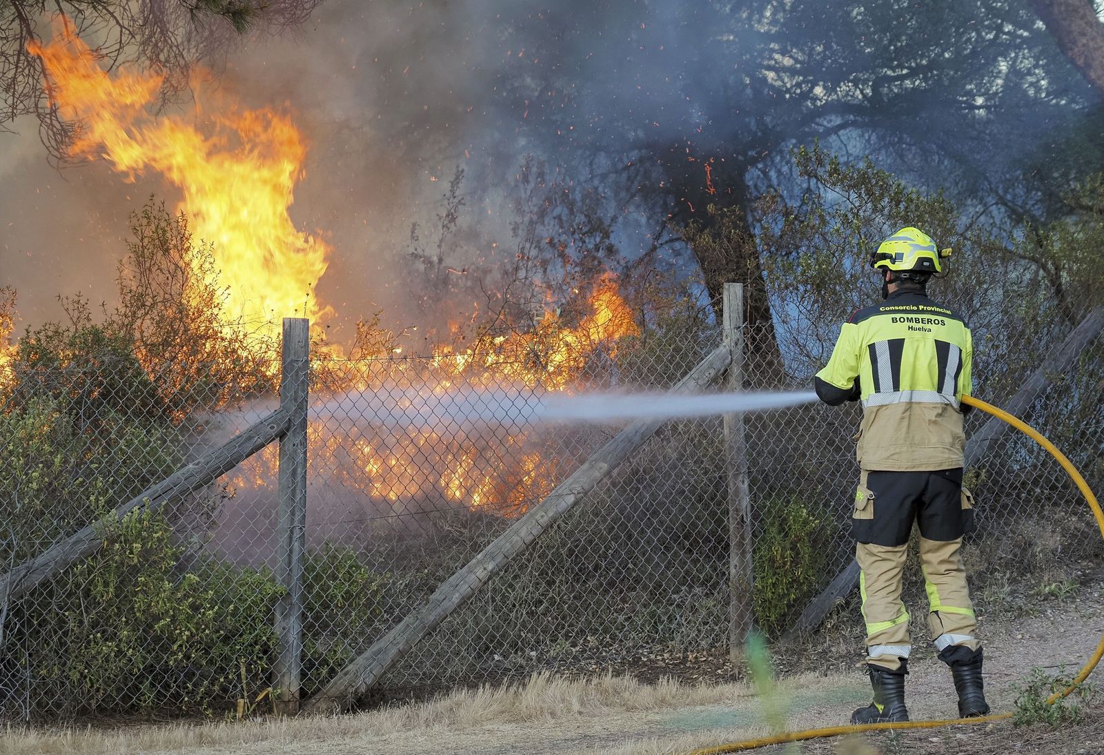 Un bombero de Huelva trabajando en las labores de control del incendio de El Portil.