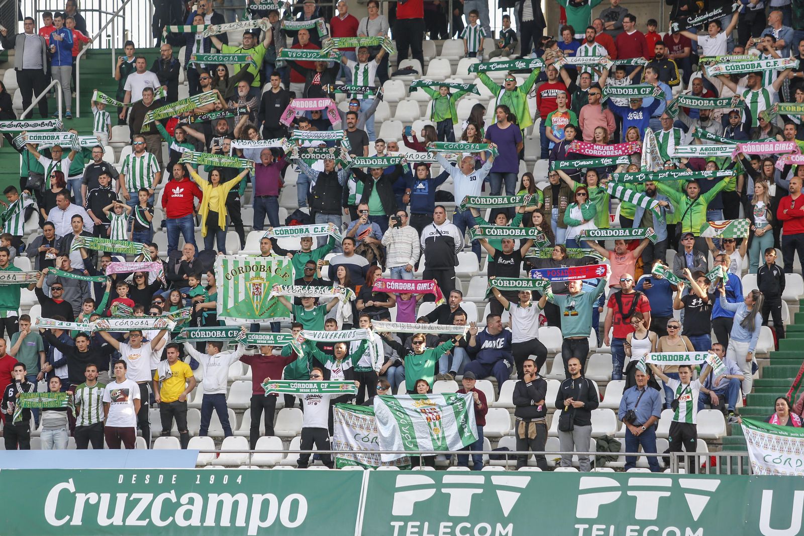 Una de las gradas de El Arcángel, llena de aficionados en el último partido liguero ante el Cartagena.