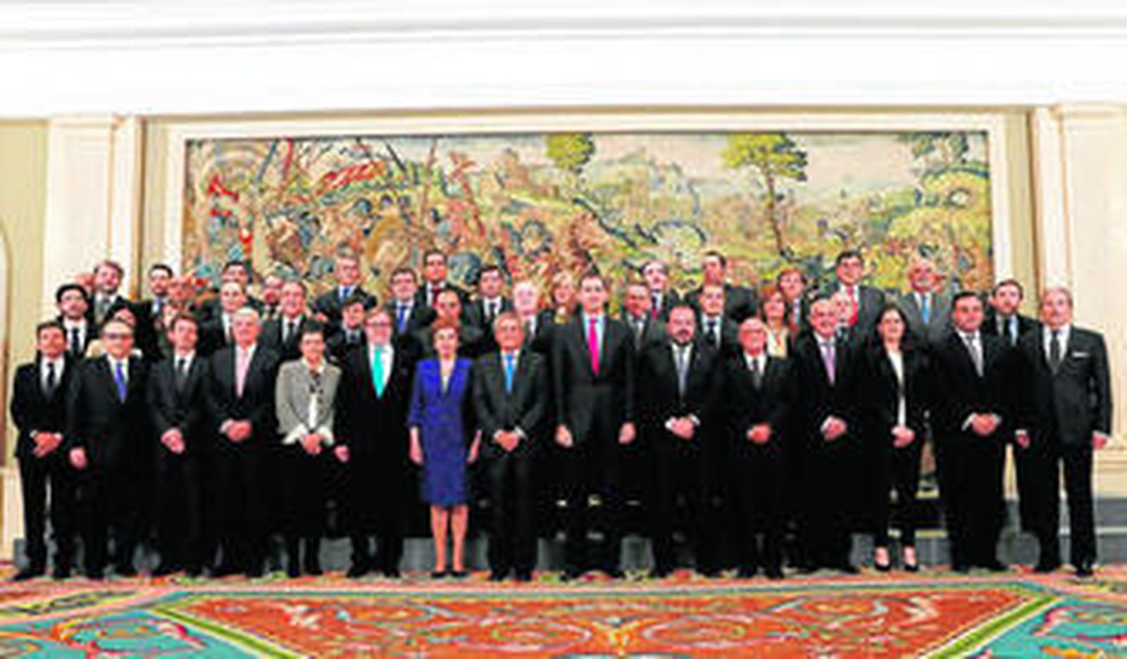 Foto de familia, ayer en el Palacio de la Zarzuela, de Felipe VI con los miembros de la Asociación de Editores  de Diarios Españoles (AEDE).
