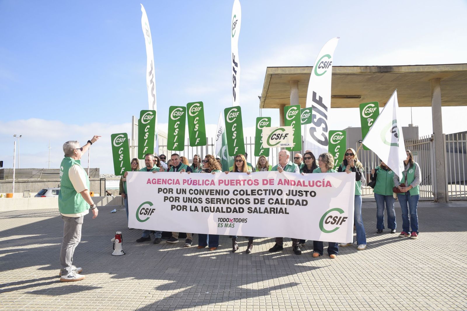 Las fotografías de la concentración de CSIF en La Línea por las mejoras laborales en la Agencia Pública de Puertos de Andalucía