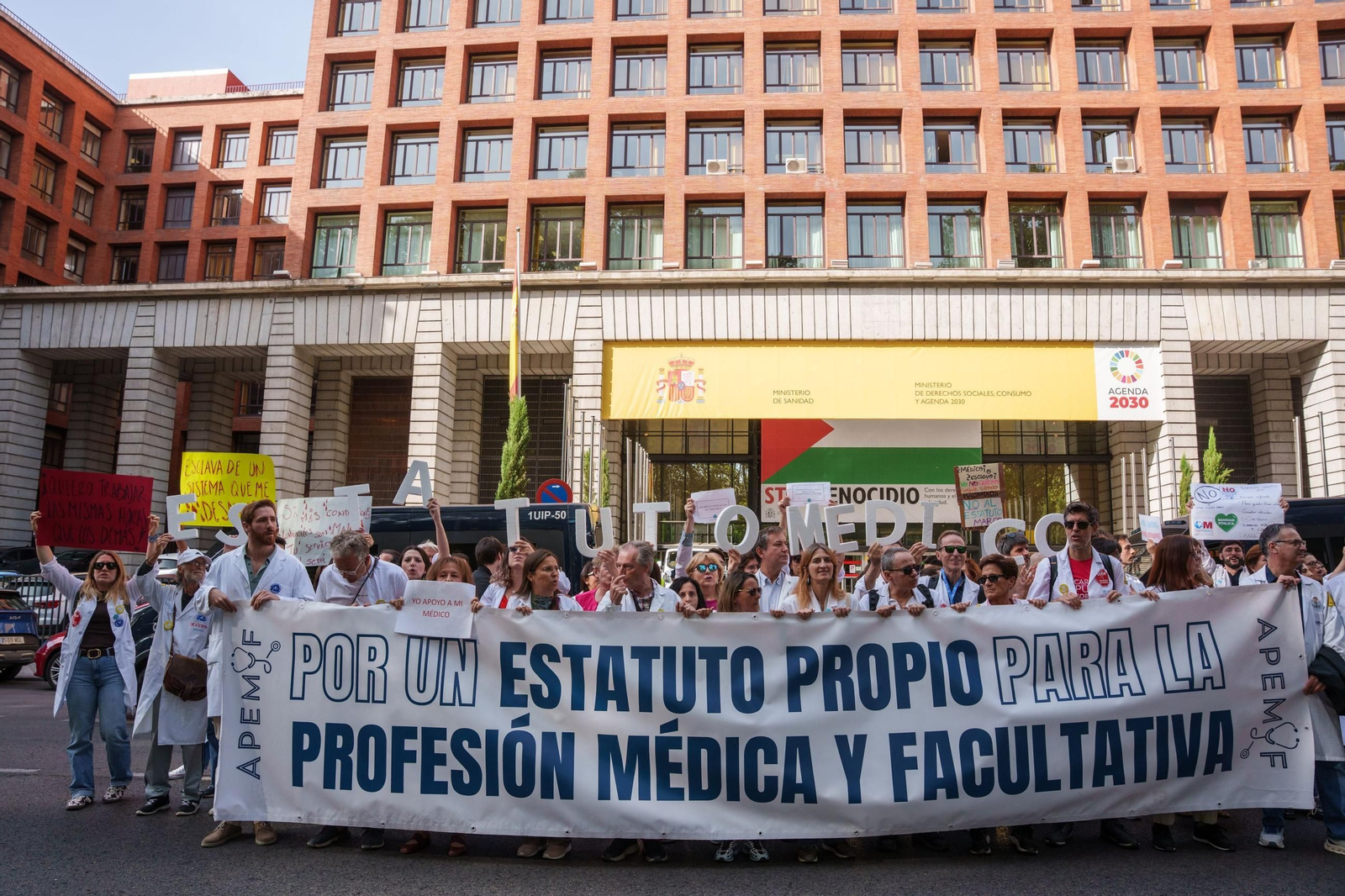 Los médicos protestan ante el Ministerio de Sanidad.