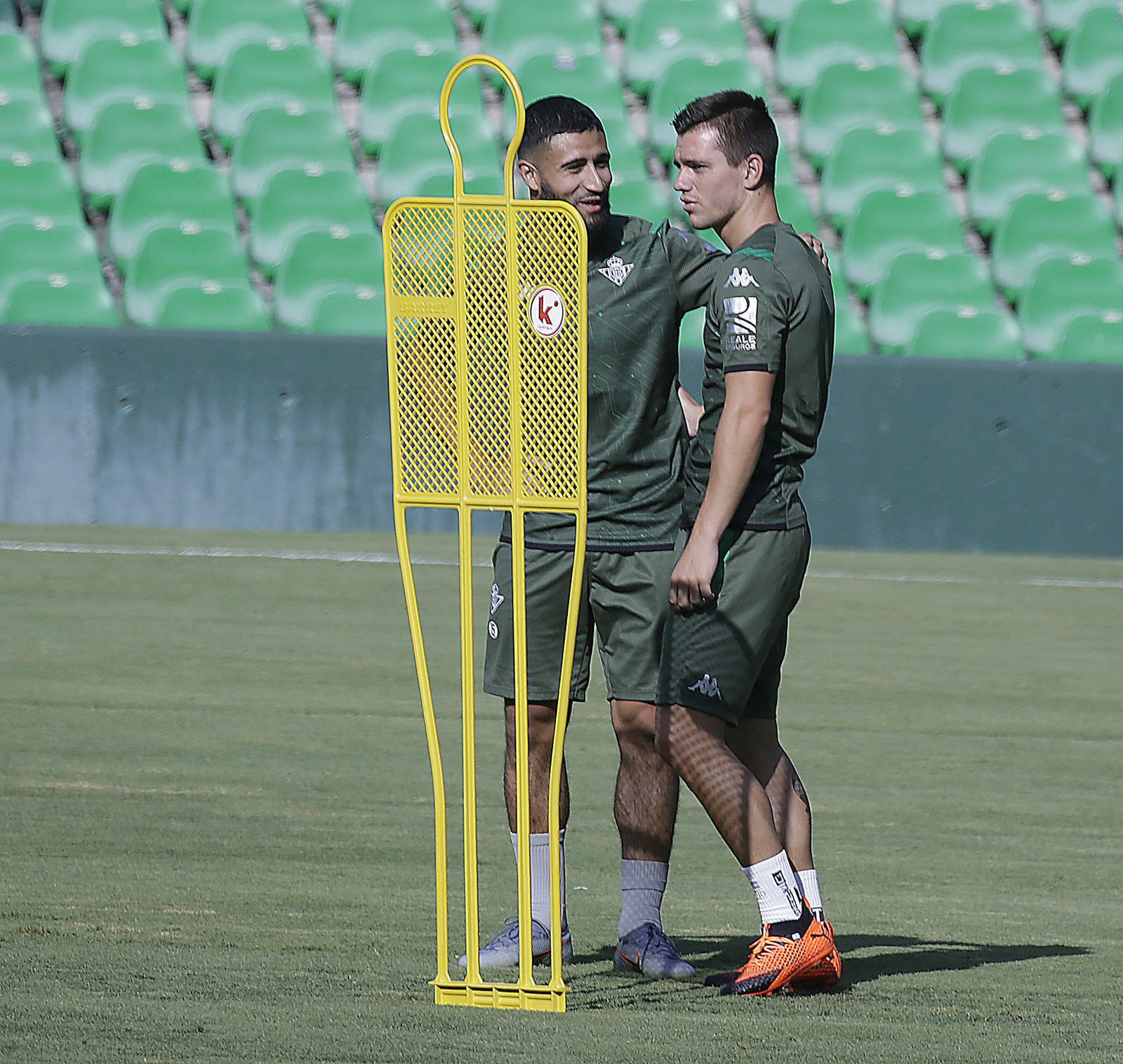Fekir dialoga con Lo Celso durante un entrenamiento.