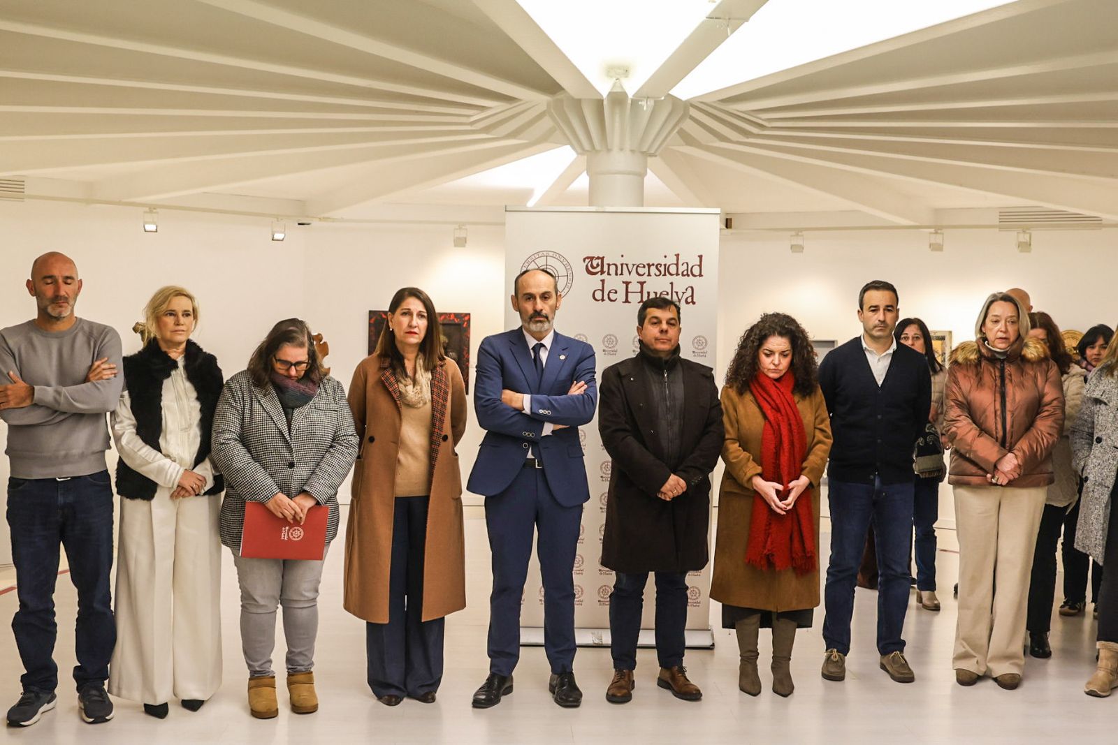 Minuto de silencio de la Universidad de Huelva por las víctimas del accidente ferroviario, en fotografías