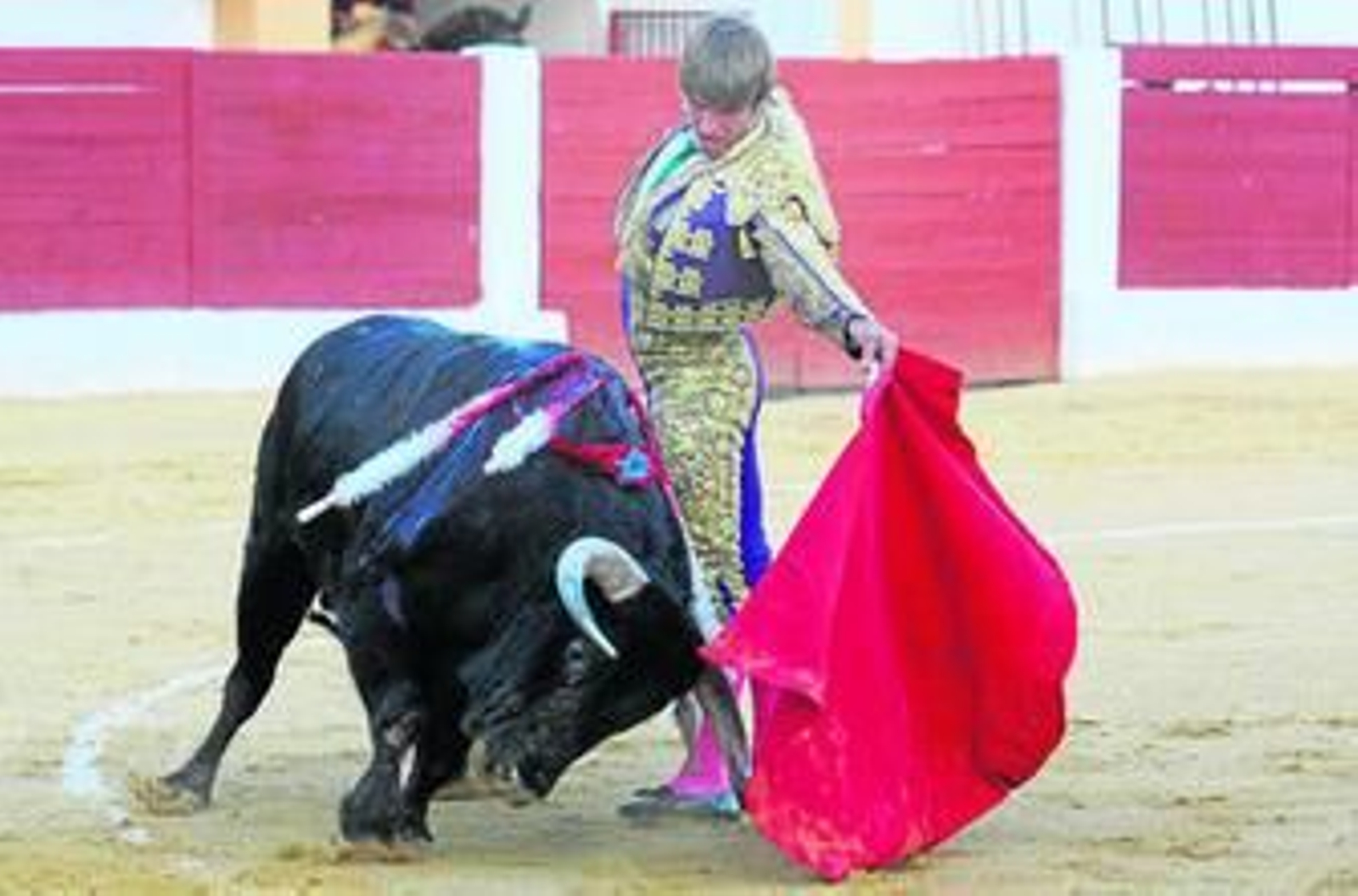 Padilla, a hombros, en el albero de La Malagueta.