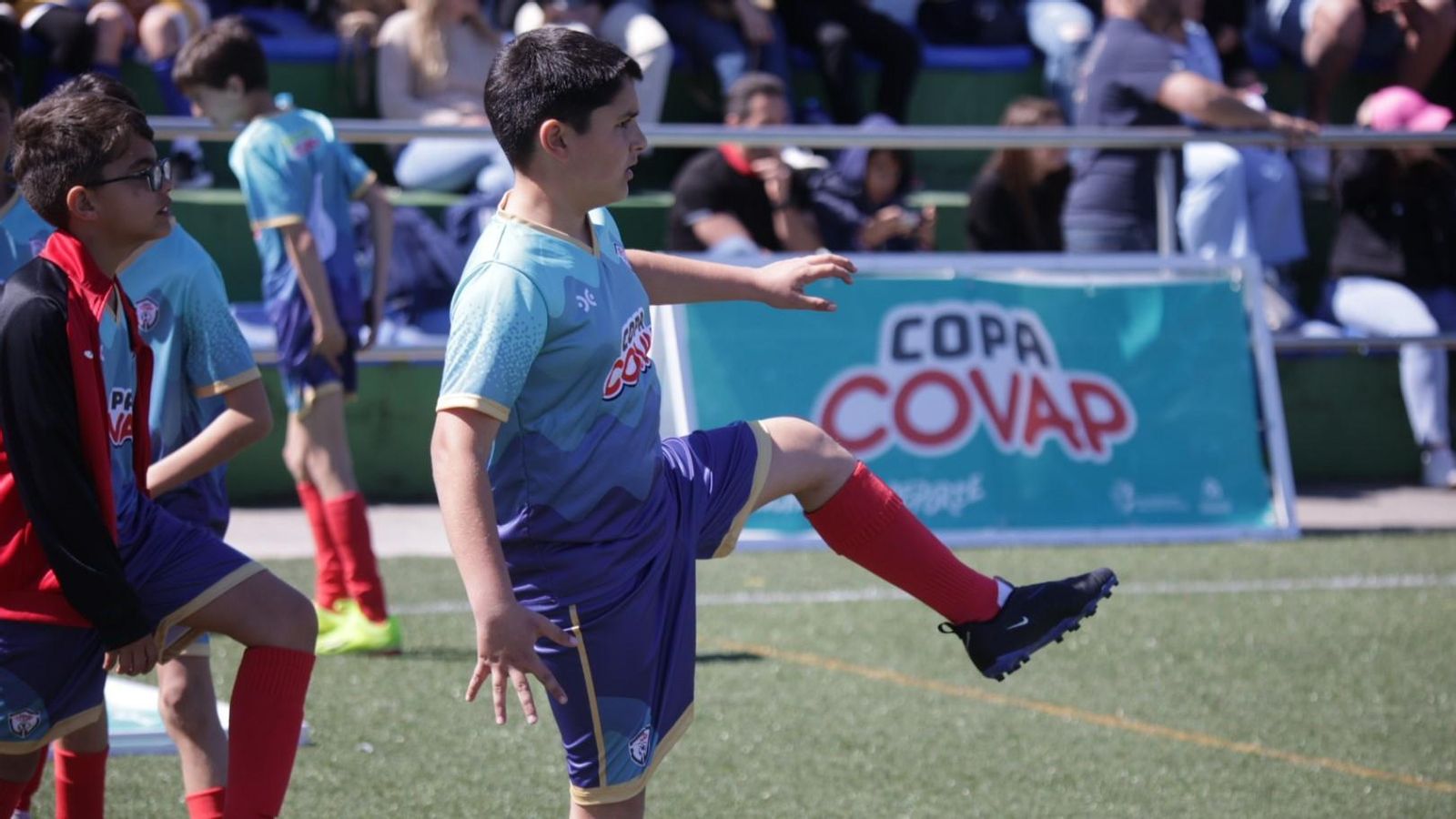 Un chico, durante una competición de fútbol en la Copa Covap.