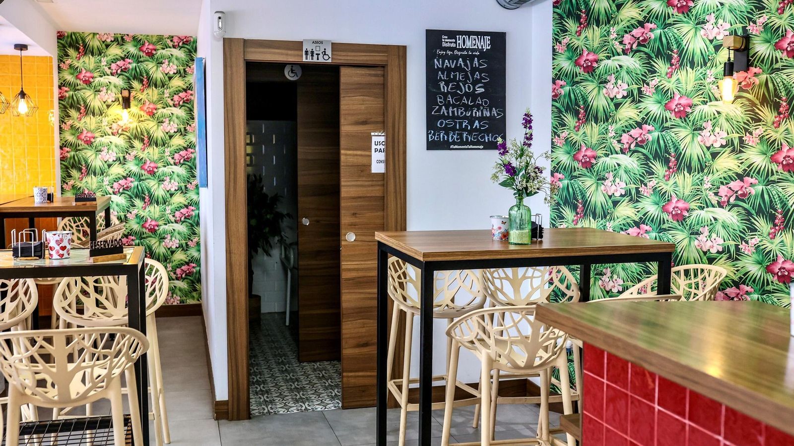 El Bar Lo Nuestro destaca por su elegante interior. El Bar Lo Nuestro destaca por su elegante interior.