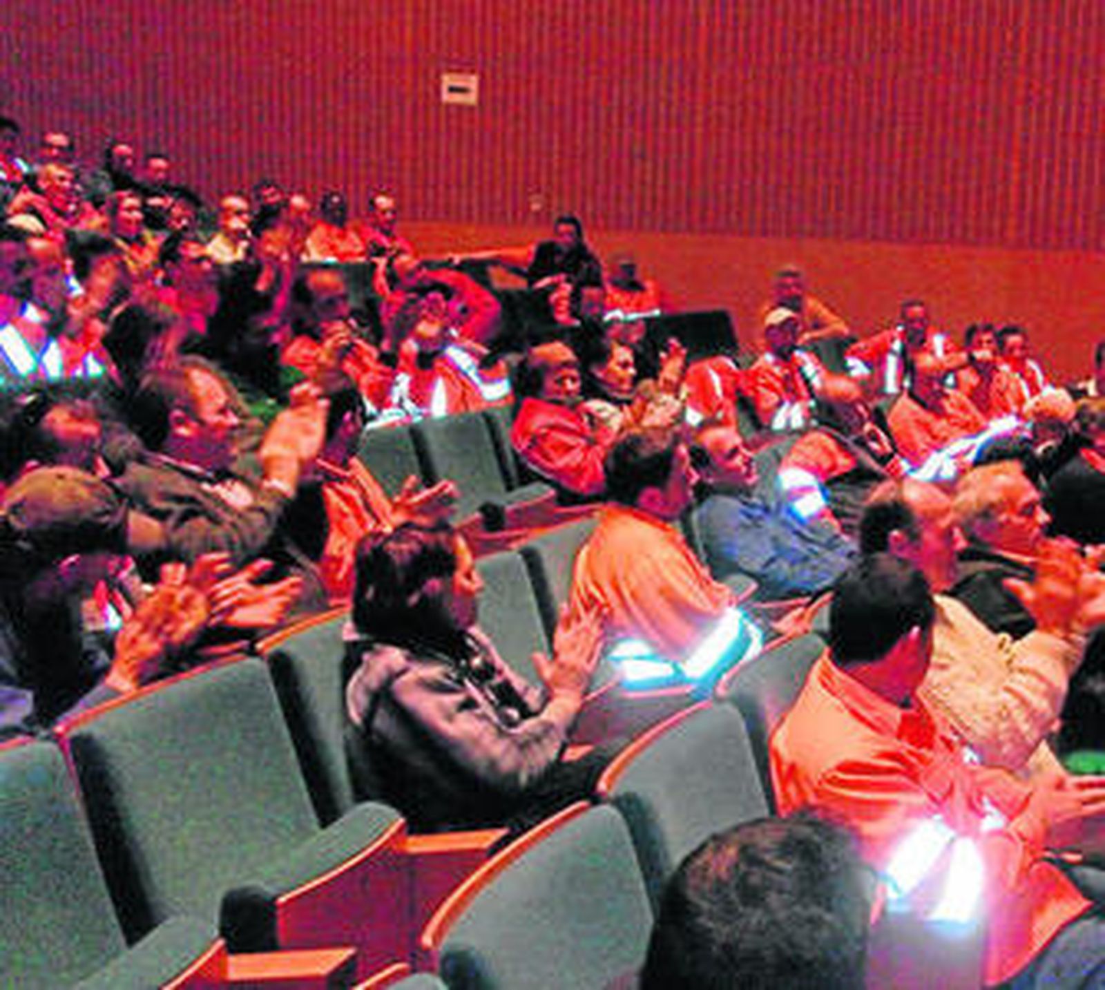 La plantilla aplaude al trabajador en huelga de hambre que a punto estuvo de sufrir un infarto.