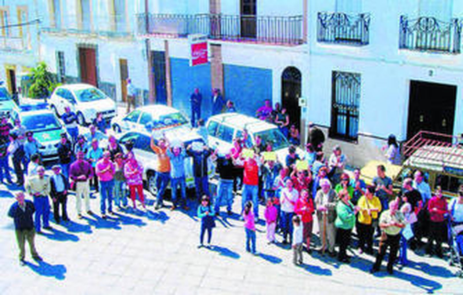 Varios vecinos protestan en la moción de censura que se produjo en Alozaina en 2009.