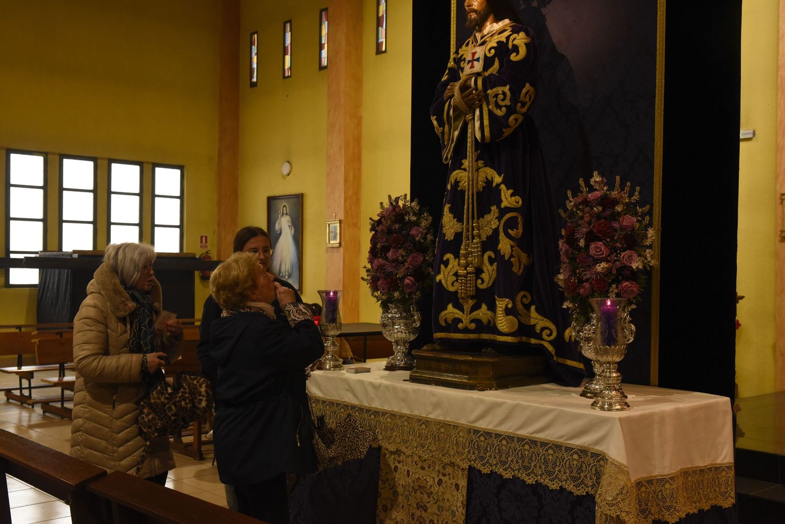 Las fotos del besapié del Medinaceli en la iglesia de Santiago de La Línea
