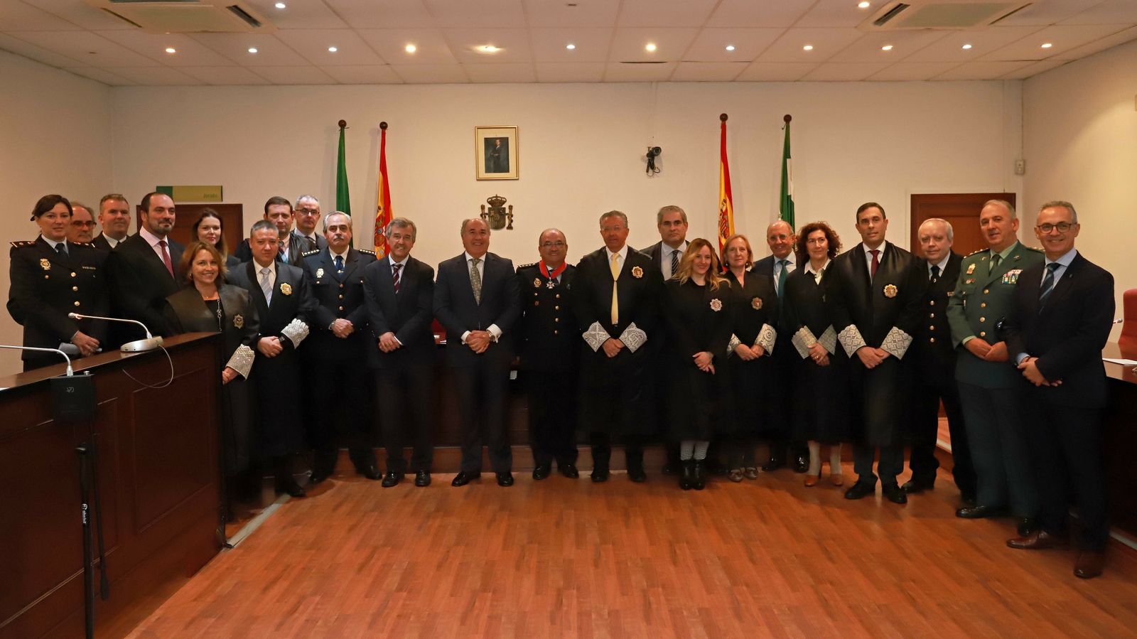 Imposición de la Cruz Distinguida de Primera Clase de la Orden de San Raimundo de Peñafort a Fernando Calleja