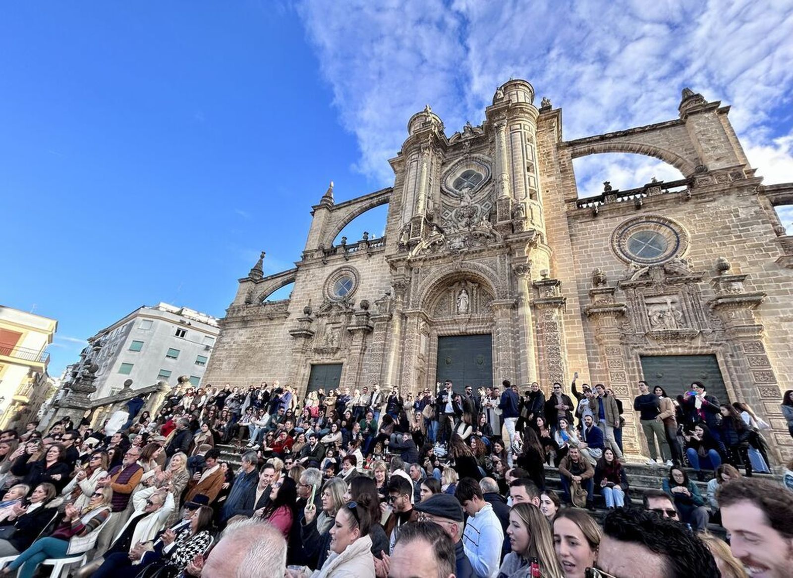 El público de una de las zambombas celebradas en el entorno de la Catedral de Jerez.